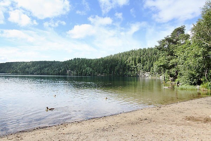 Badeplassen på Lutvann med sandstrand Galleribilde