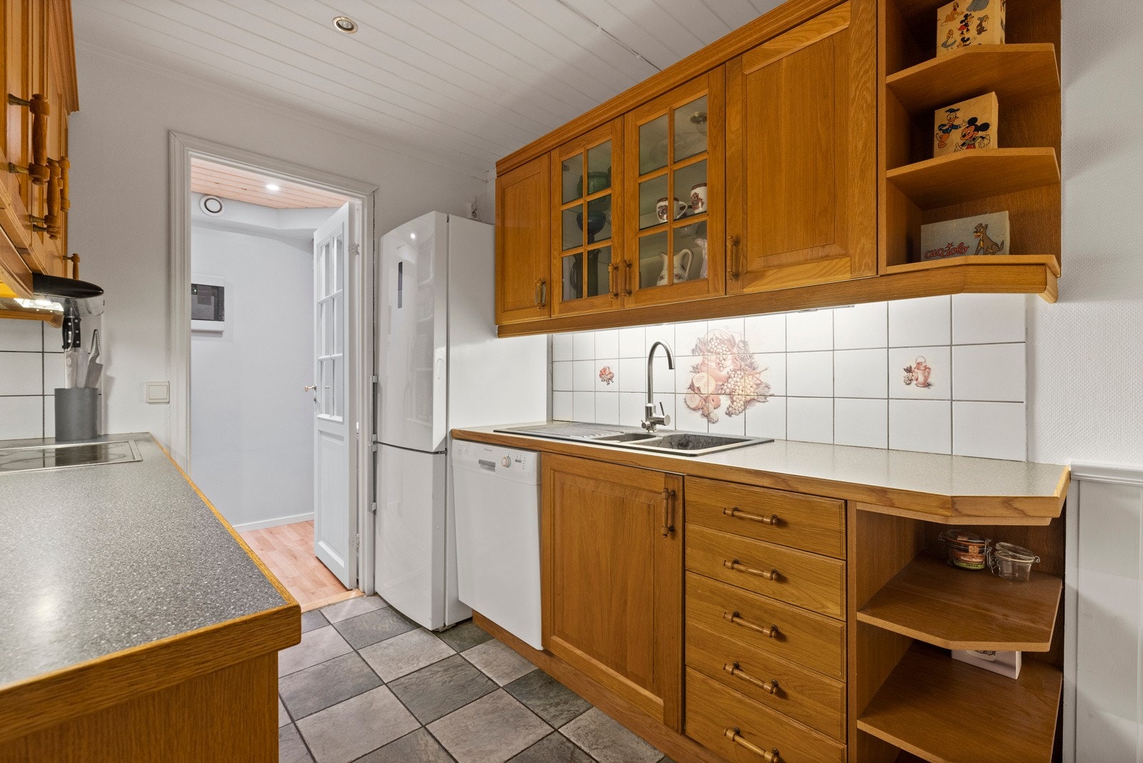 Praktisk kjøkken med enkel tilgang til matbod Galleribilde