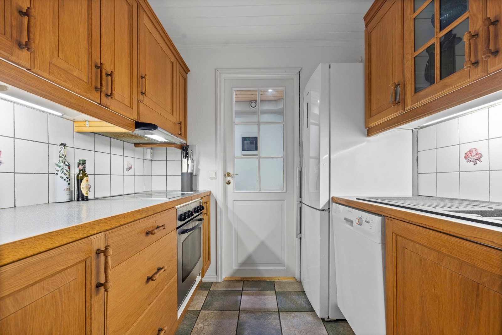 Stekeovn og platetopp er integrert, og over kokesonen er det ventilator Galleribilde