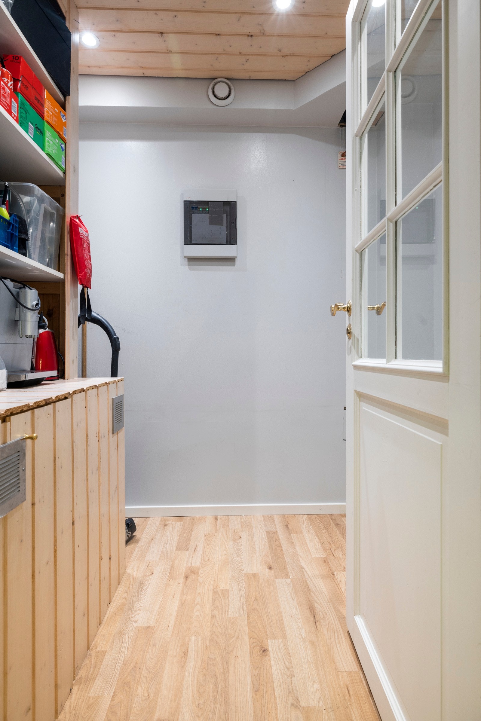 Innenfor kjøkkenet er det en bod - praktisk for mat og drikke Galleribilde