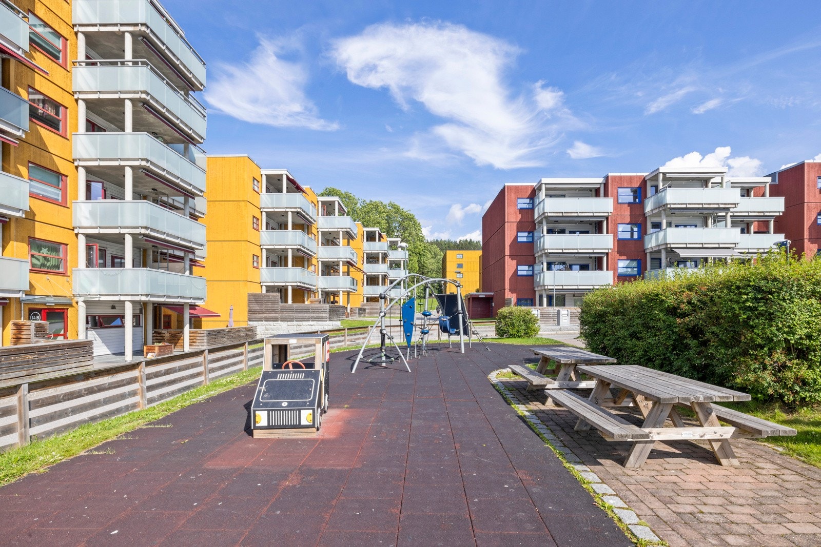 Borettslaget har både felles sittebenker og koselige lekeplasser Galleribilde