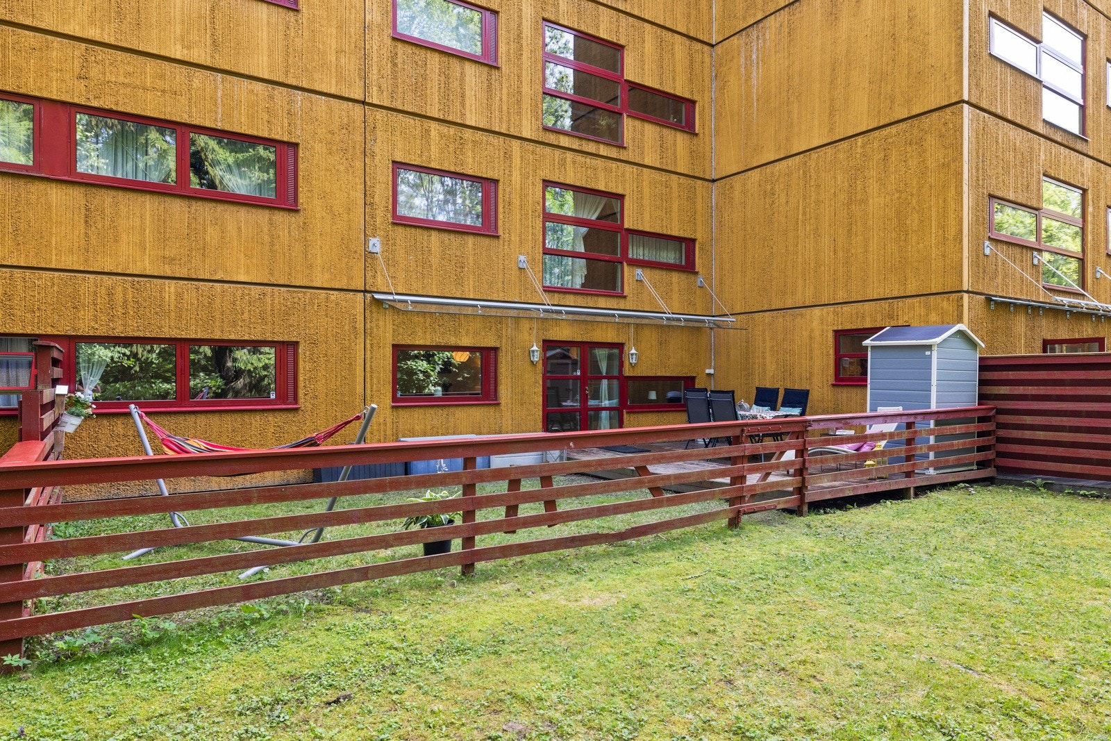 Leiligheten disponerer også en koselig, liten hage med plen, og både terrassen og hagen er inngjerdet Galleribilde