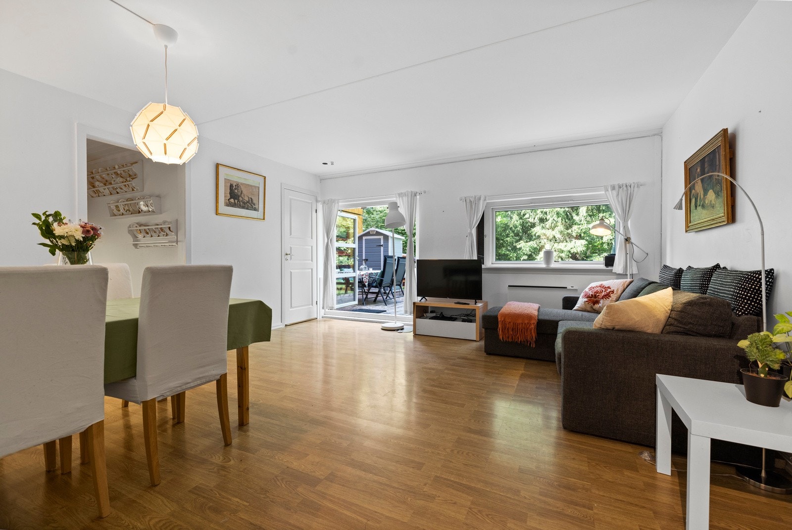 Leiligheten har en lys og luftig stue med plass til både sofagruppe og spisebord Galleribilde