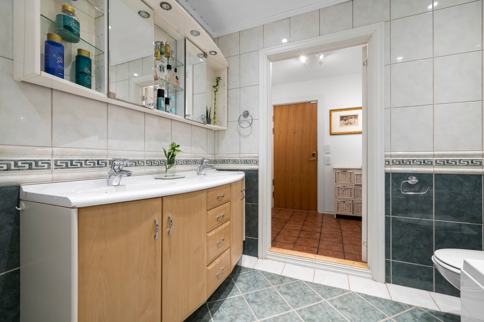 nnredningen består av en dobbel, heldekkende servant med underskap og skuffer, og over servanten er det speilskap Galleribilde