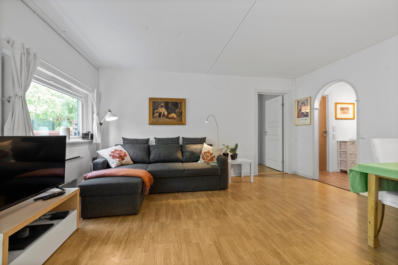 Rommet har laminatgulv, lysmalte overflater (malt i 2018) og utgang til terrasse Galleribilde