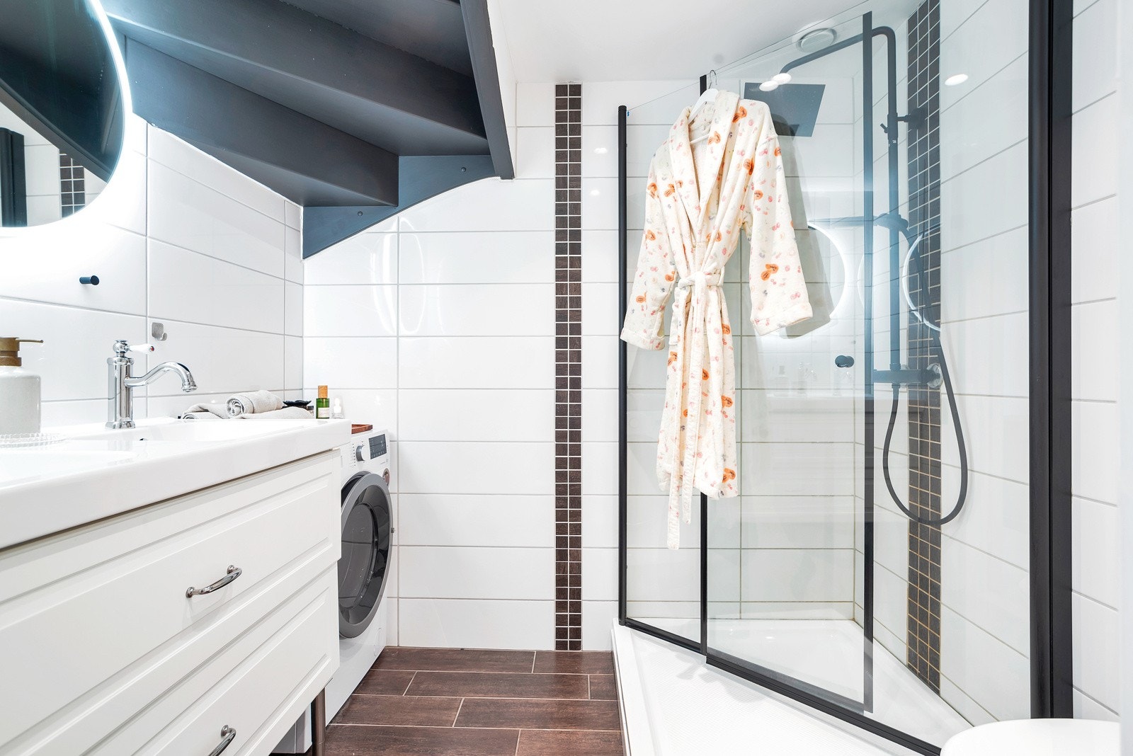 Lekkert og praktisk baderom på 3,5 kvm. Varmekabler på gulv. Galleribilde