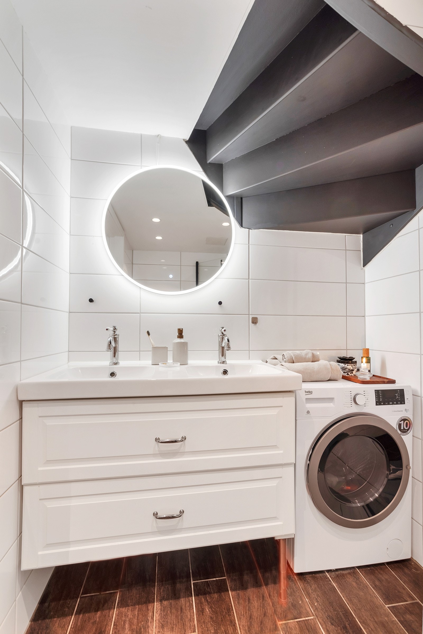 Av utstyr finnes bl.a. Innredning med servant, opplegg for vaskemaskin, speil med lys, regndusj med innfellbare dusjvegger. Galleribilde