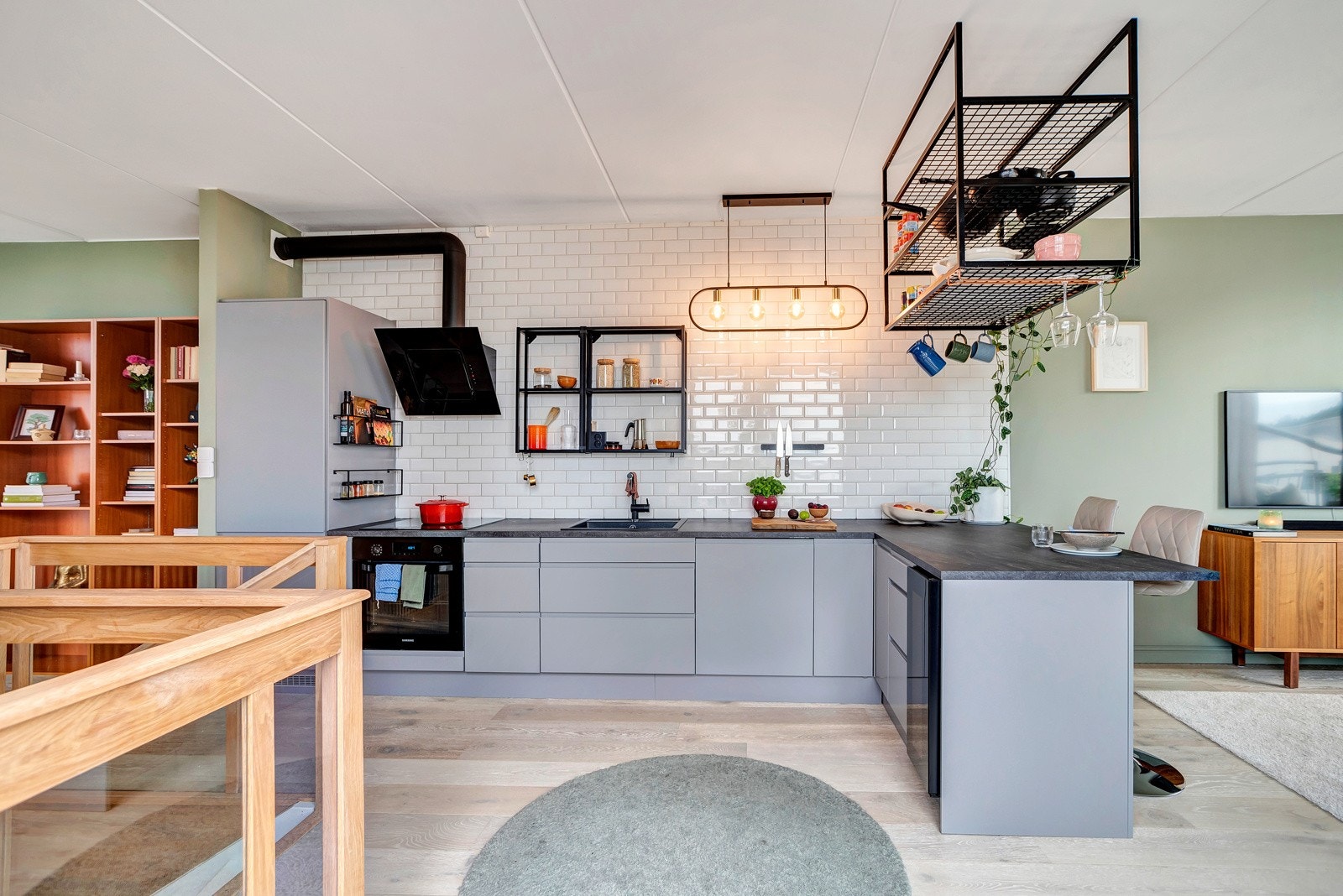 Delikat Epoq kjøkken fra 2022 med glatte fronter og mekanisk avtrekksvifte, tilstandsgrad 1 fra takstmann. Galleribilde