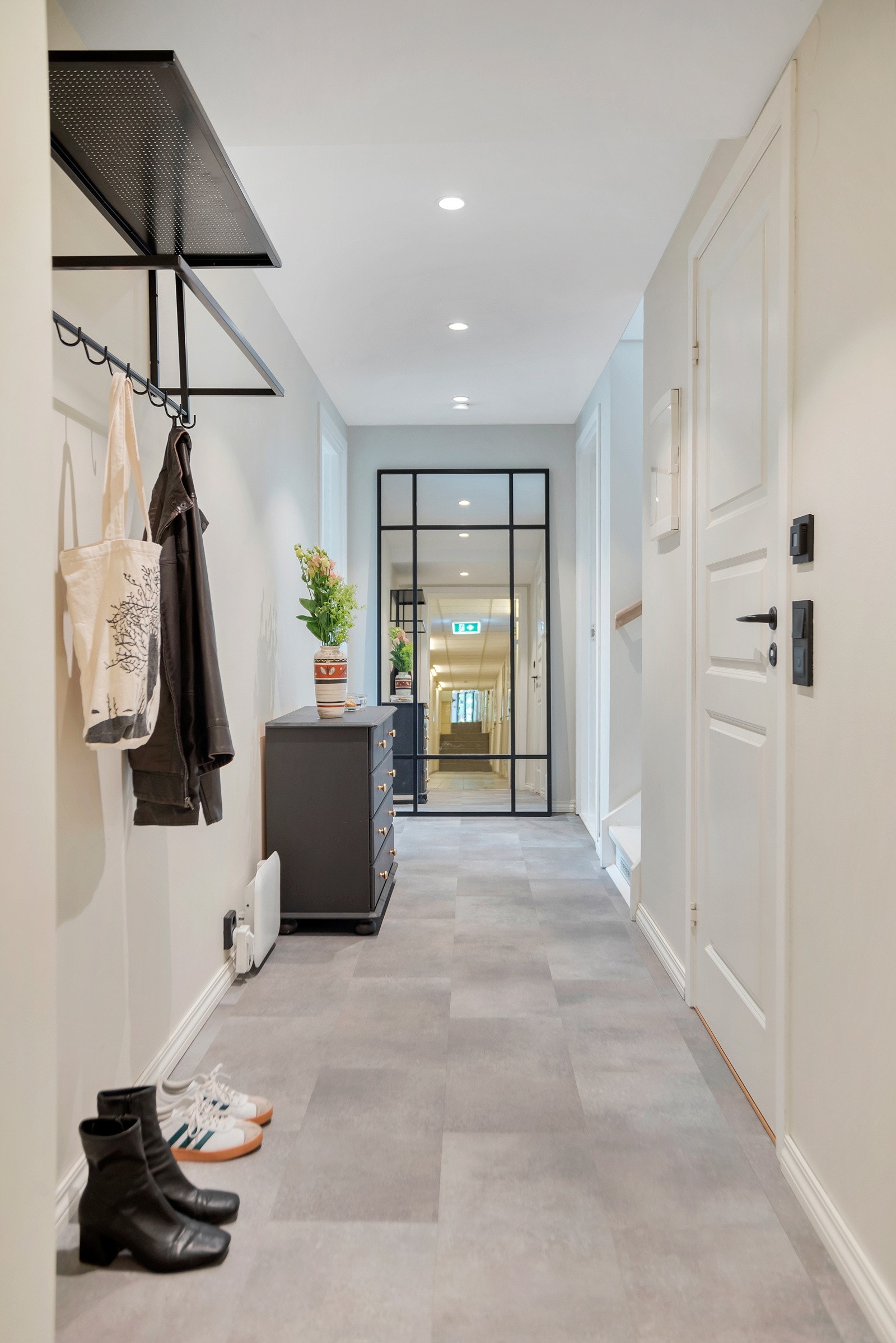 Selger har lagt vinylflis i gangen sommeren 2024. Galleribilde