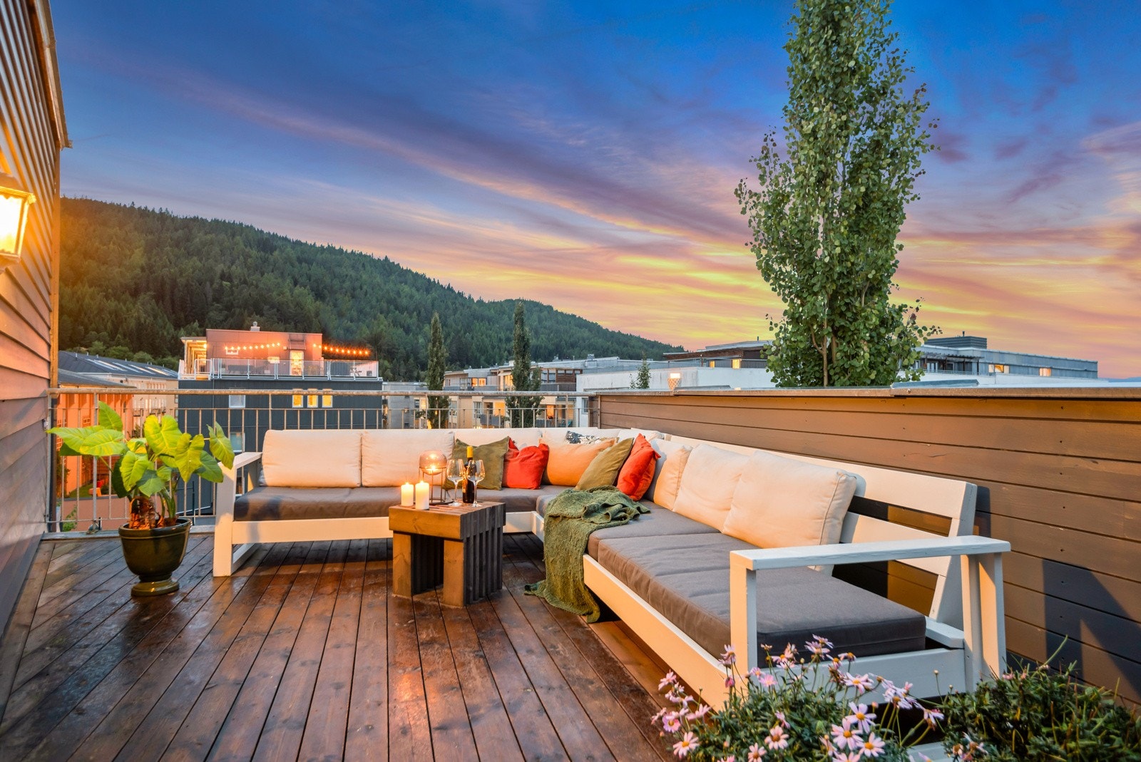 Ilsvika har gode bussforbindelser med holdeplass i feltet. Her går det rutebuss til sentrum, og direkte videre til store studiesteder som HiST og NTNU Gløshaugen. Galleribilde