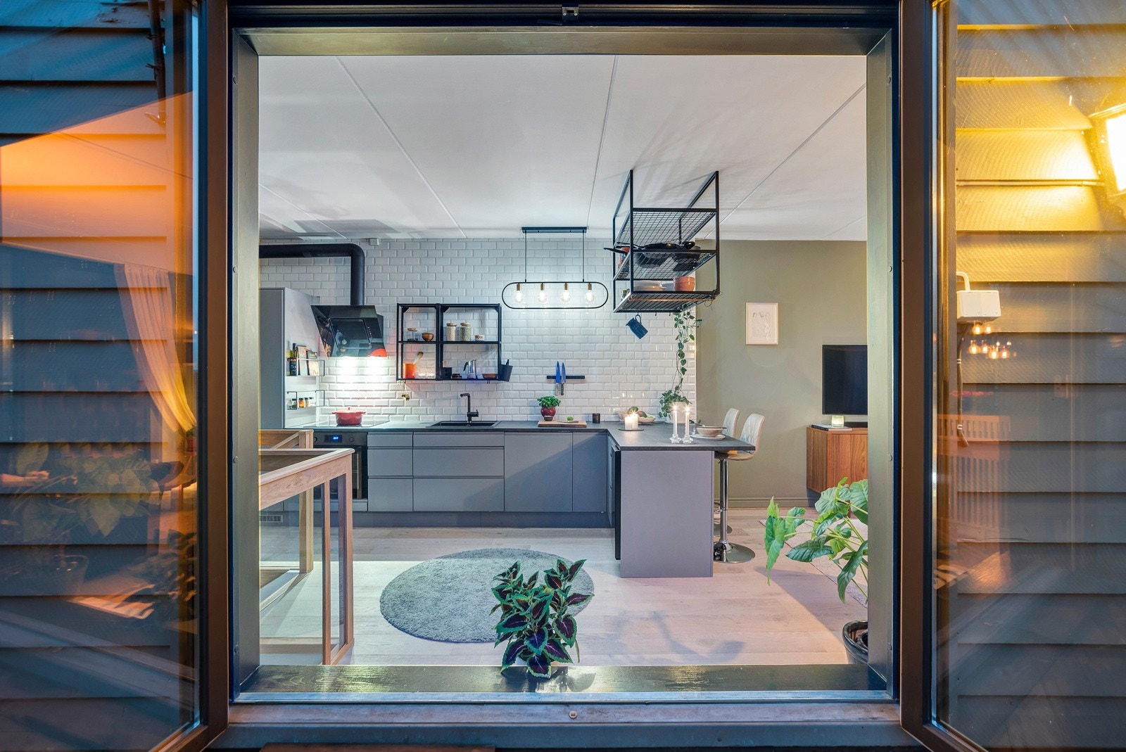 Stilren og moderne topp/hjørneleilighet 3(4)-roms selveier. Terrasse uten innsyn på 20 kvm og fast p-plass i kjeller. Galleribilde