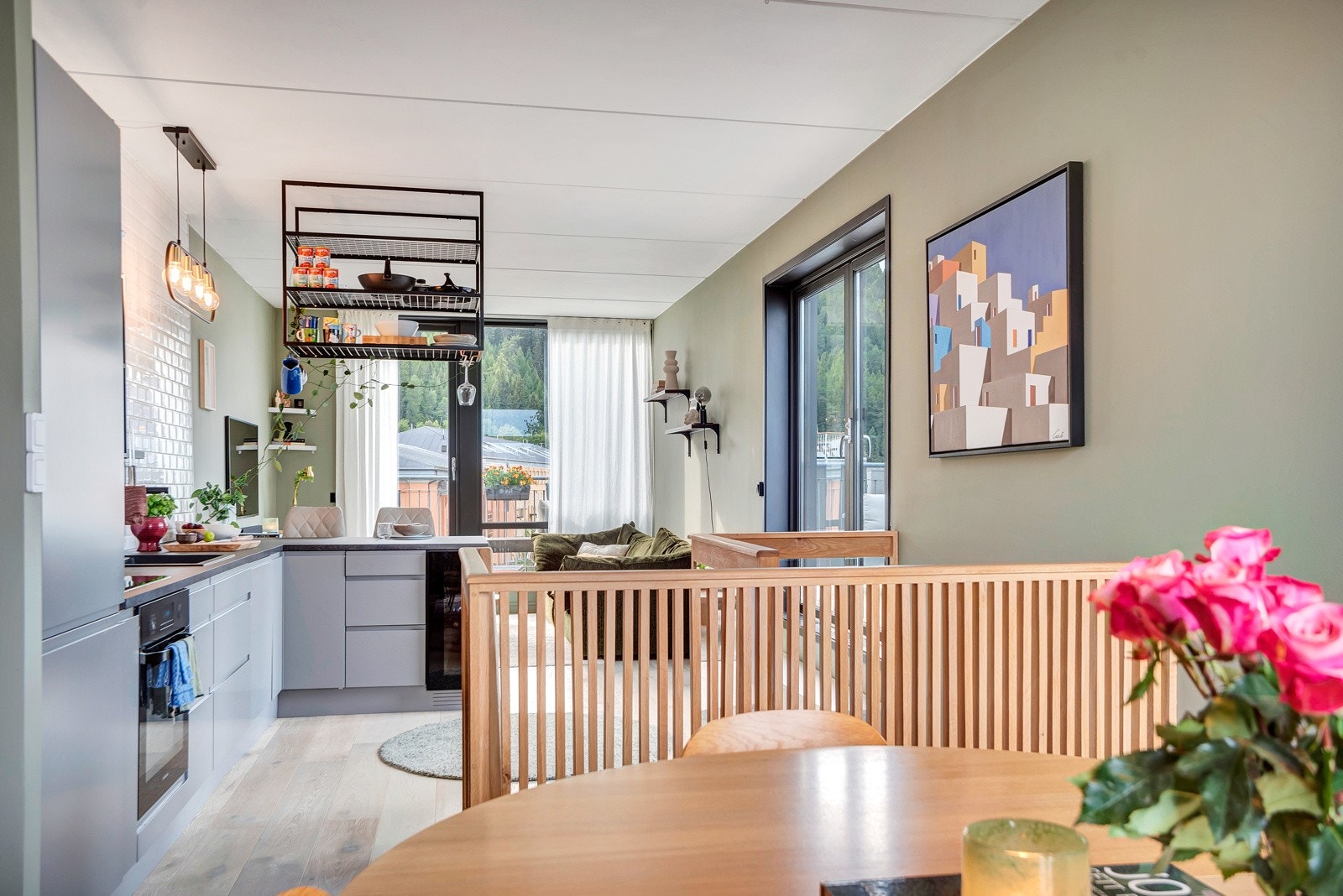 Stuen sammen med kjøkken og spiseseksjon utgjør ca. 40 kvm og er inndelt i naturlig soner. Galleribilde