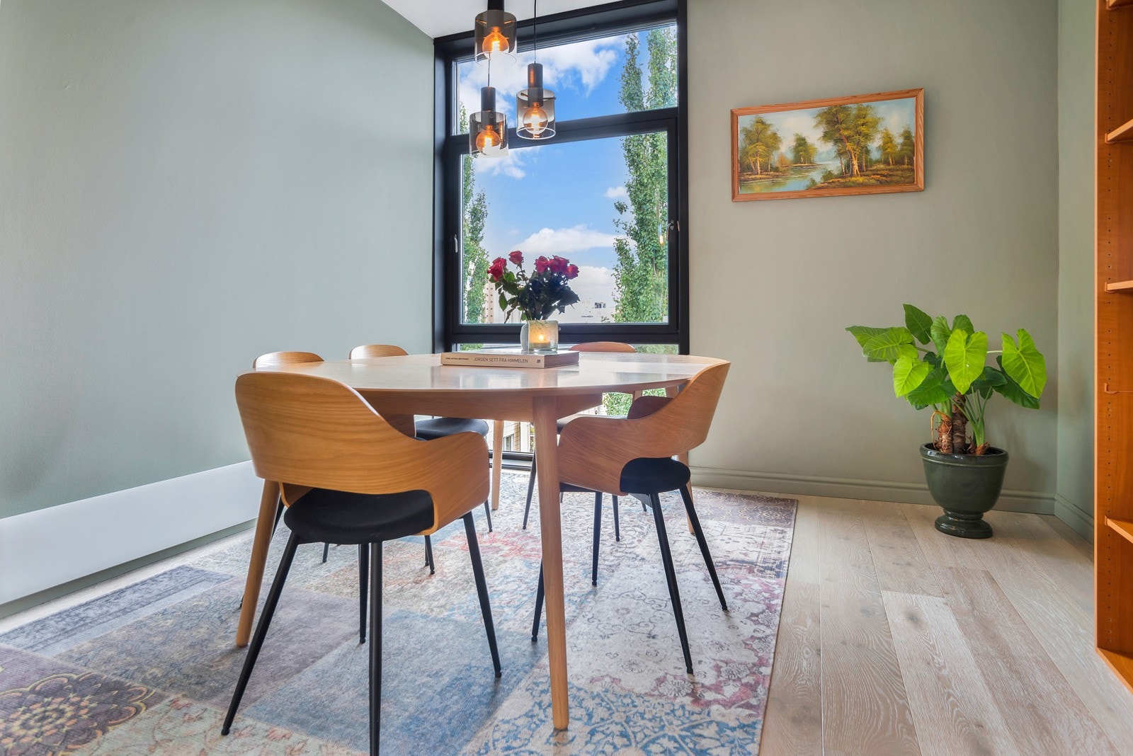 Romslig spisestue på 10,5 kvm med god plass til gjester og sosiale sammenkomster. Her er det også mulig å etablere et tredje soverom. Galleribilde