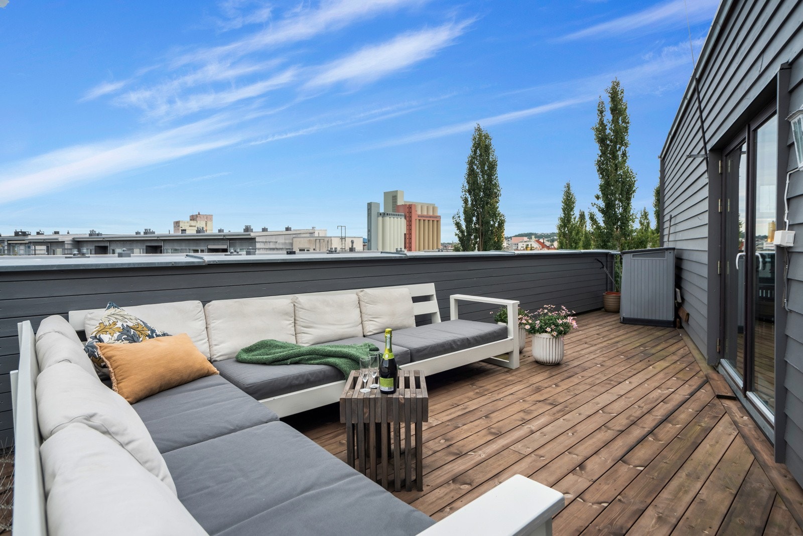 Her har man ypperlige solforhold fra morgen til kveld. Det er lagt nytt terrassebord fra 2023 her og på balkongen. Galleribilde