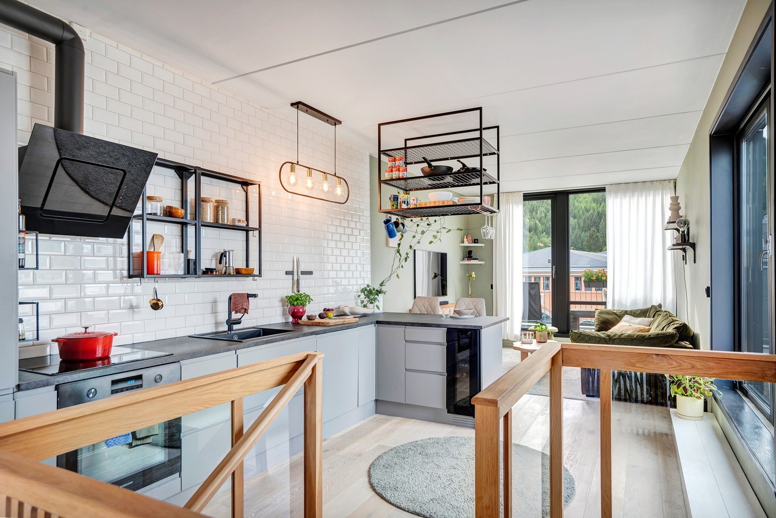 Rikelig med lagring i underskap, samt benkeplass for matlaging. Det er satt inn vinskap som medfølger handelen. Galleribilde