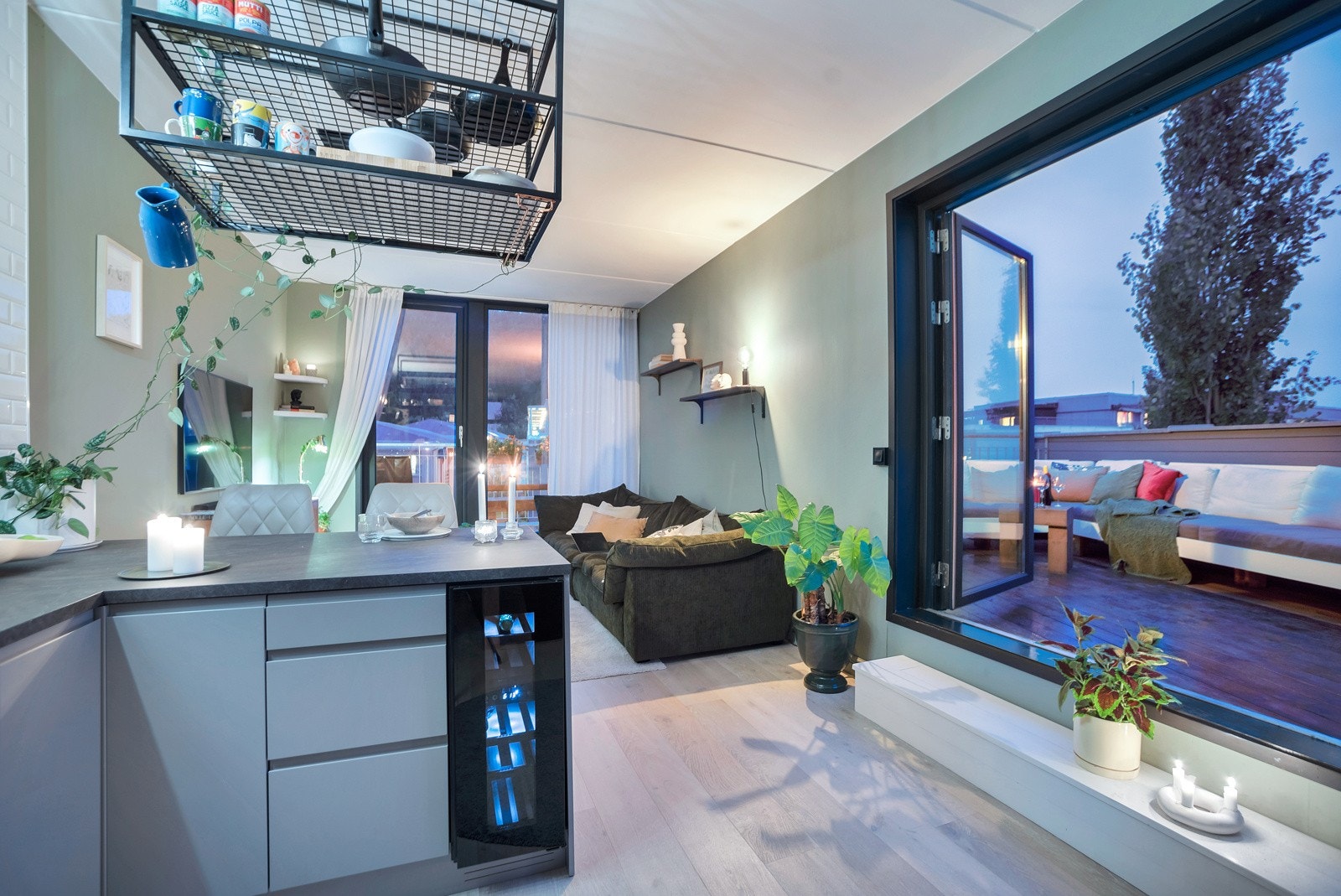 Leiligheten holder en gjennomgående standard med moderne materialvalg, hele leiligheten er nymalt og overflatebehandlet i tidsperioden 2021-2024. Galleribilde