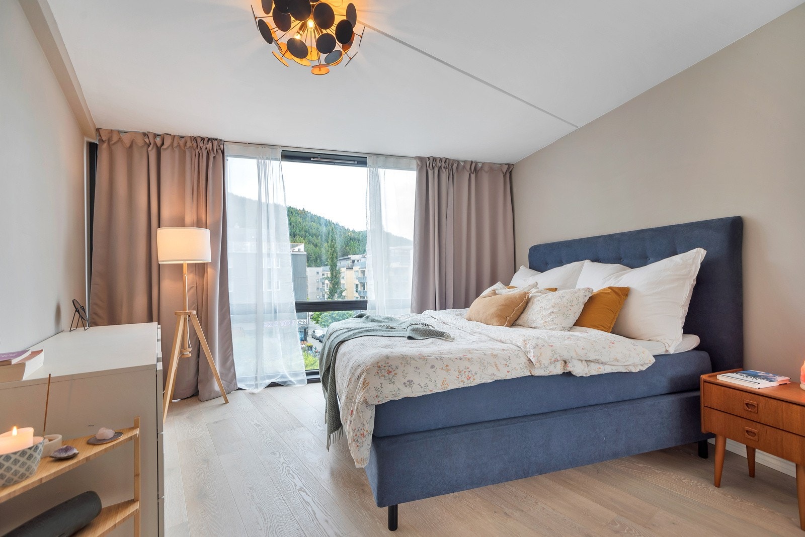 Hovedsoverommet på 12 kvm har god plass til dobbeltseng med tilhørende møblement. Garderobeskap med speil medfølger handelen. Galleribilde