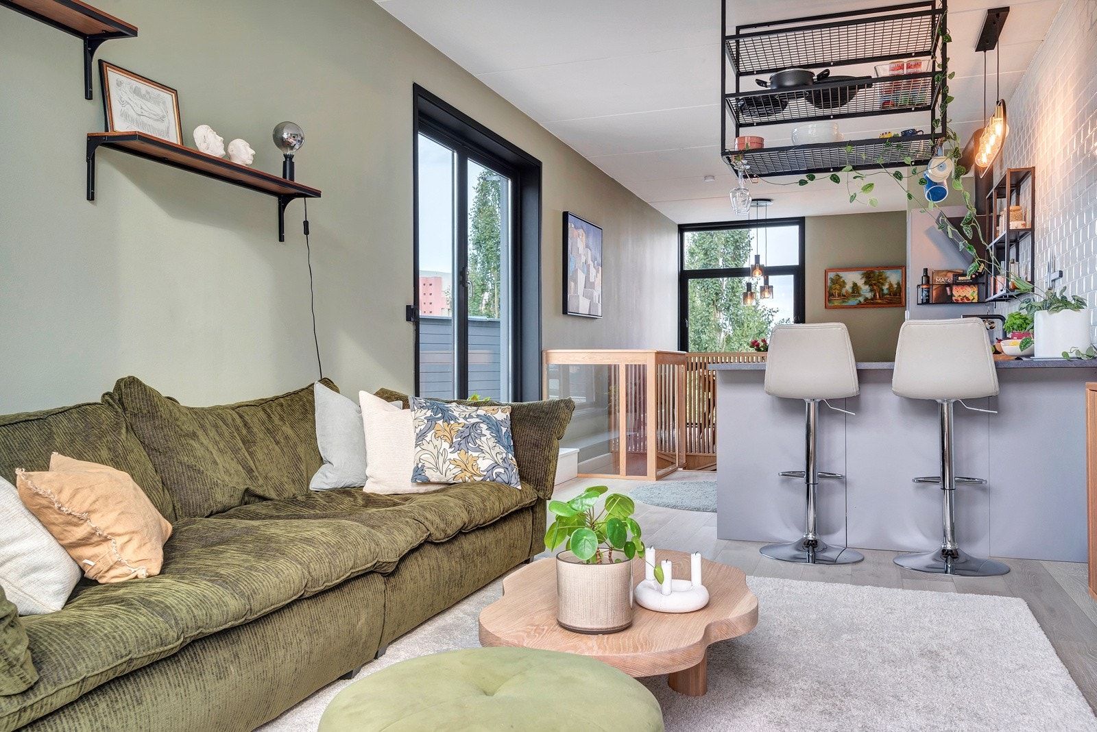 Tilbaketrukket fra bybildet, dog meget sentrumsnært med en gåtur på ca. 15 min til Trondheim Torg. Galleribilde