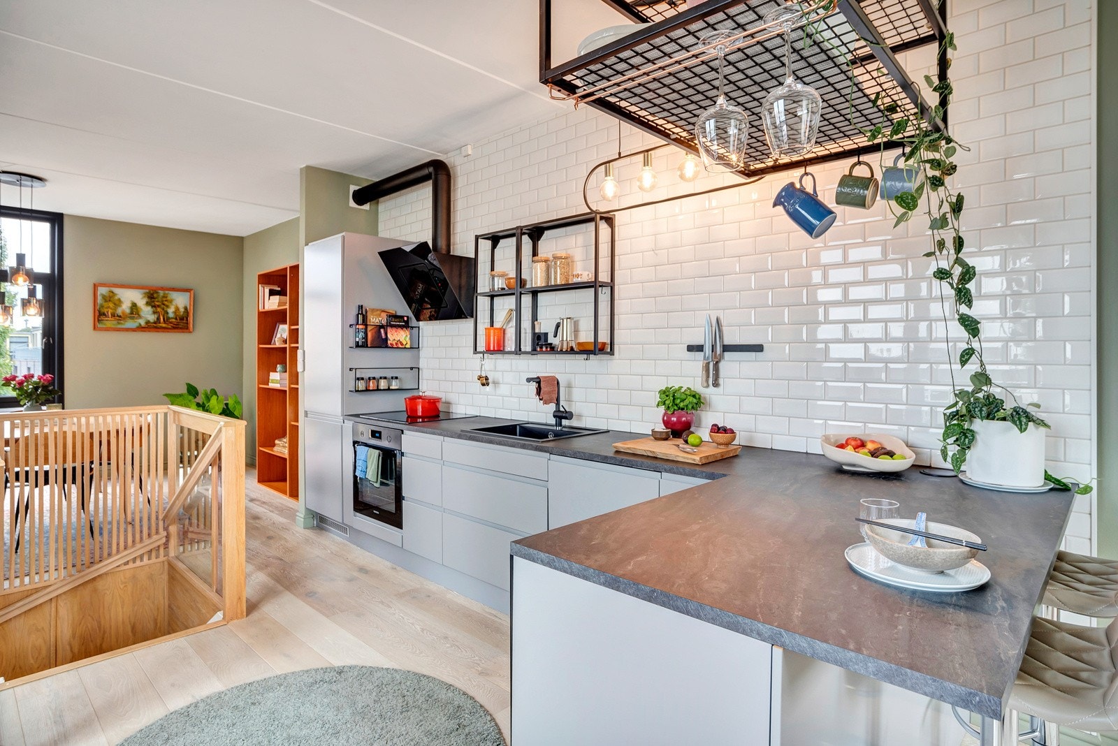 Av utstyr finnes integrert stekeovn, platetopp, oppvaskmaskin og kjøl/fryseskap. Galleribilde