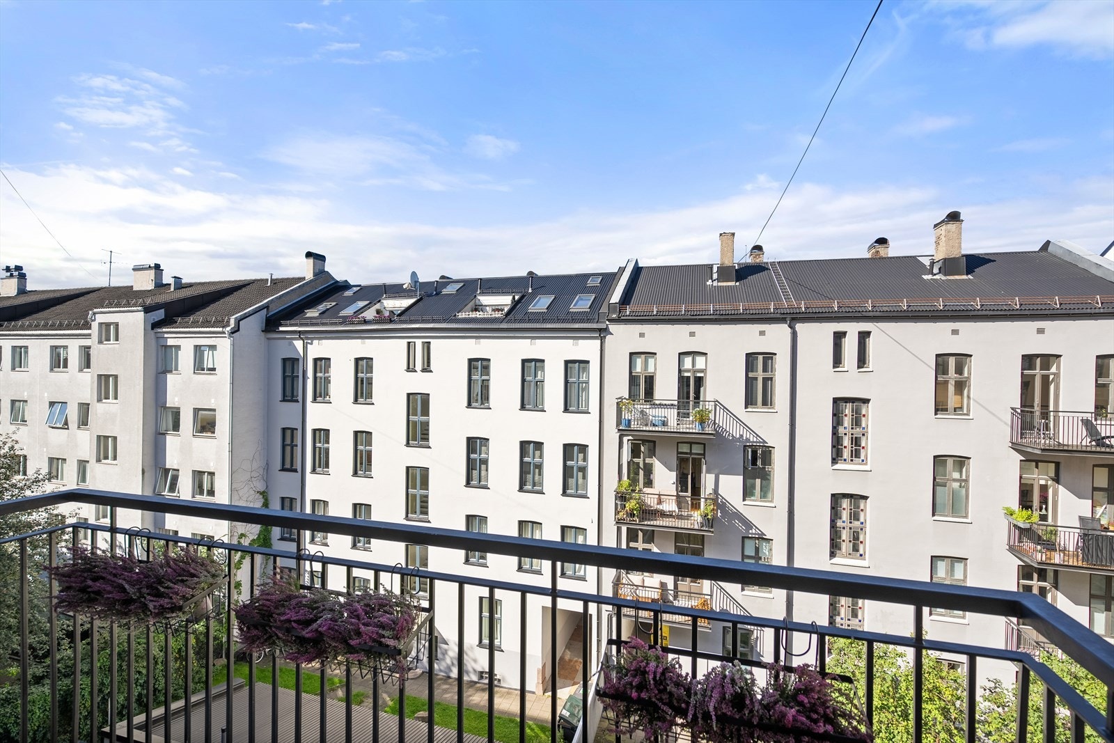 Balkongen er vendt mot en rolig bakgård med utgang fra soverommet. Galleribilde