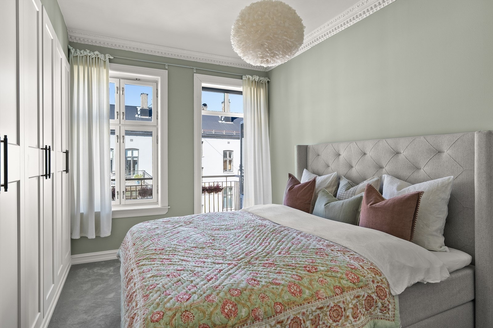 Soverommet er romslig med god plass til dobbeltseng med nattbord på hver side og garderobe. Galleribilde