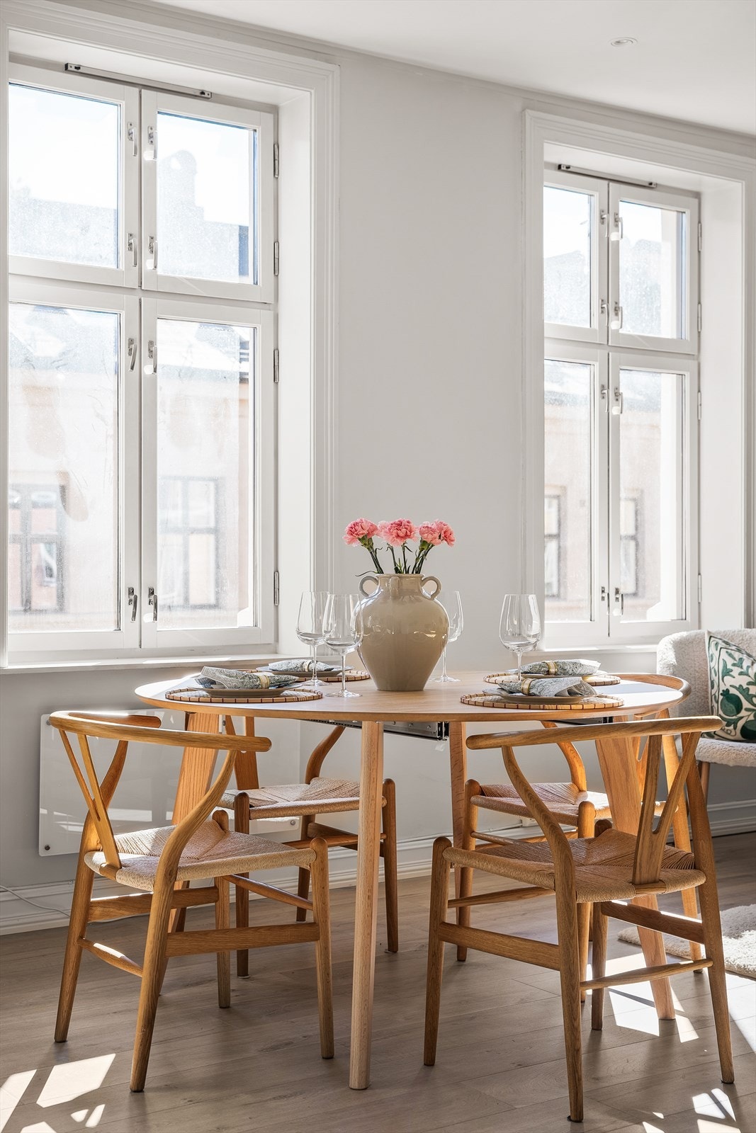 Stuen er rommet for sosiale sammenkomster i selskap med venner, gode middager og avkobling. Galleribilde