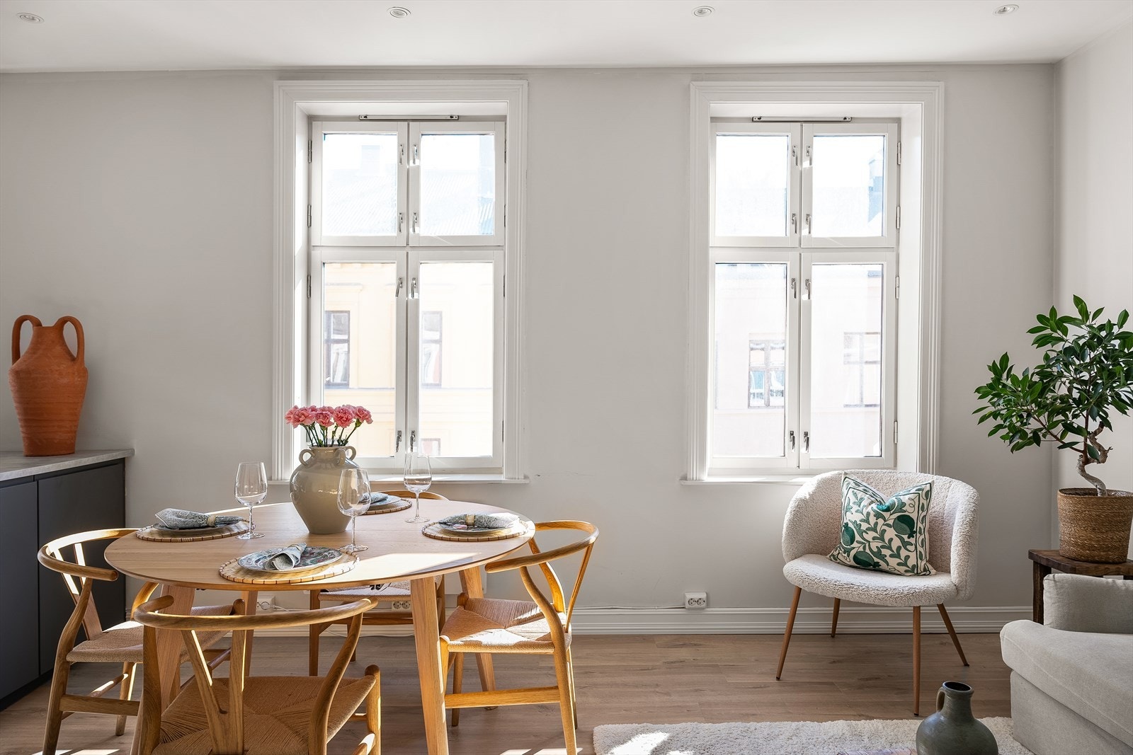 Legg merke til de store vindusflatene, som slipper inn rikelig med naturlig lys og gir leiligheten en åpen følelse. Galleribilde