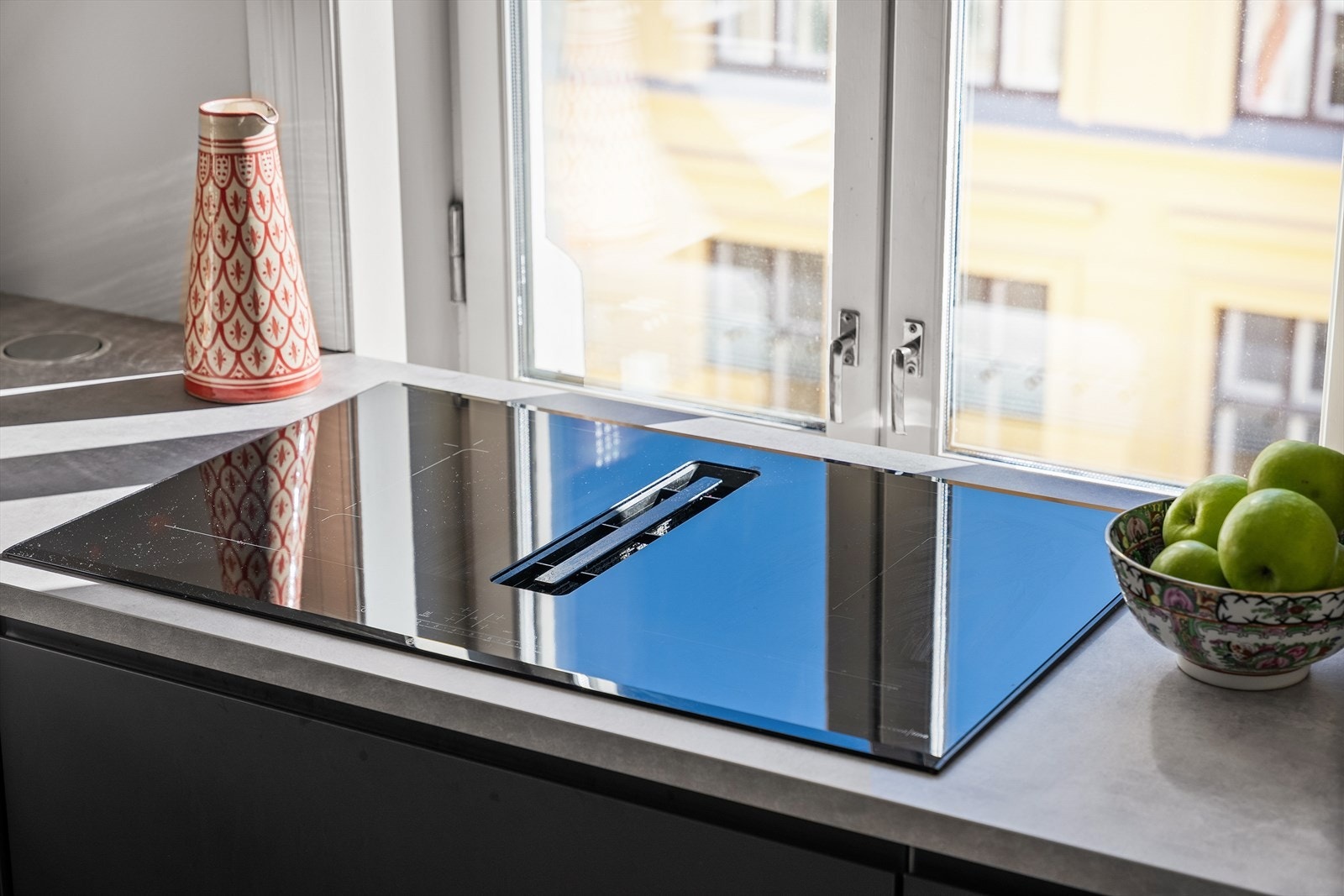 Kjøkkenet har flere moderne detaljer. Galleribilde