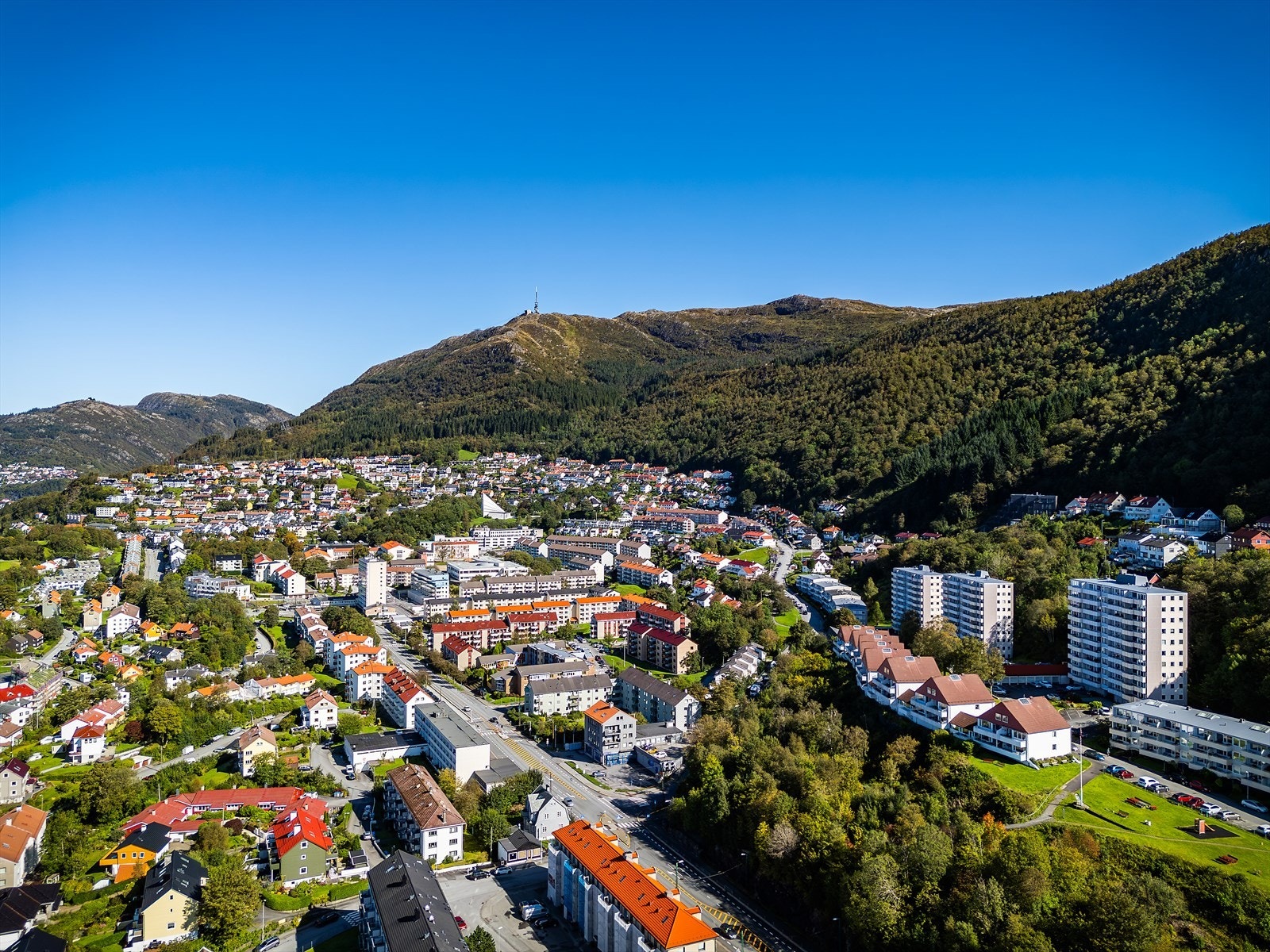 - Leiligheten tilhører Strimmelen Borettslag. Borettslaget har et stort selskapslokale som er mulig å leie! - Galleribilde