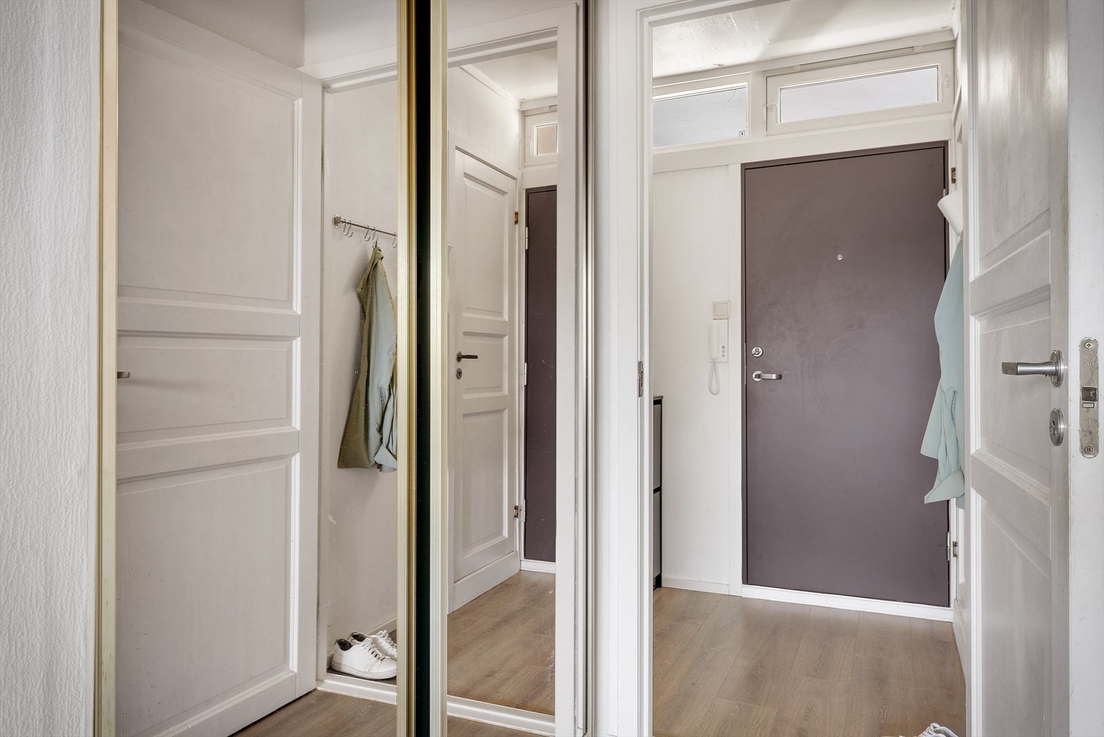 - Velkommen inn i en lys entré som måler 2,3 m² - Galleribilde