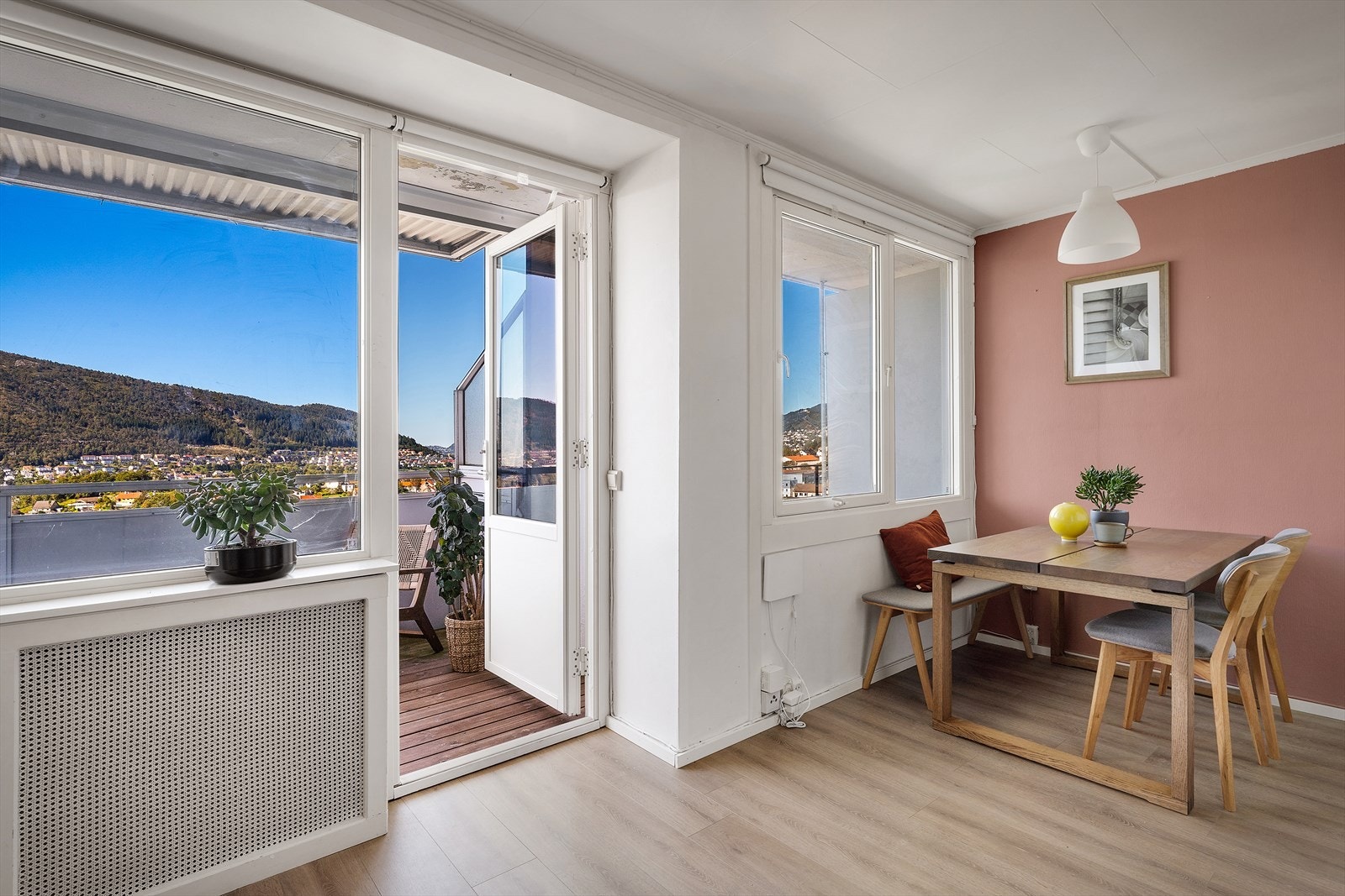 - Leiligheten blir godt varmet opp av sentralvarme med radiator i stue - Galleribilde