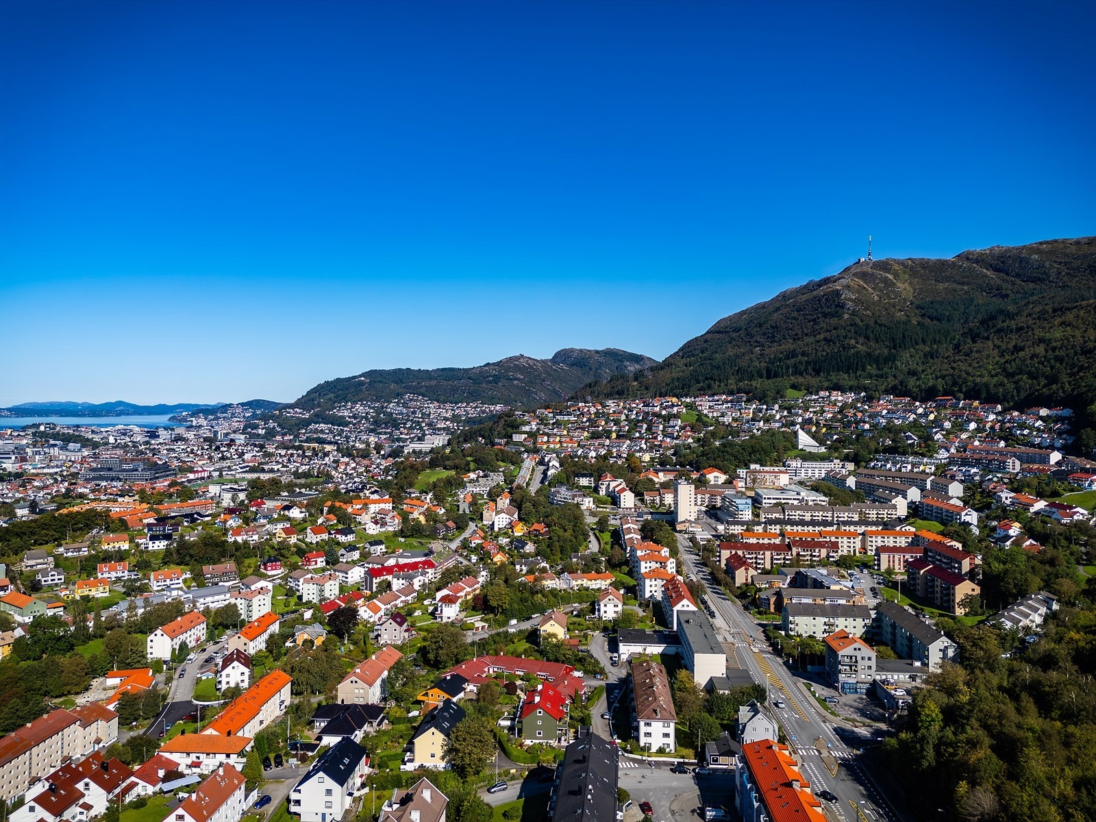 - Leiligheten har en sentral beliggenhet i et veletablert boliglag på Landås. Landås er et svært attraktivt boligområde, med nærhet til det meste du trenger i hverdagen - Galleribilde