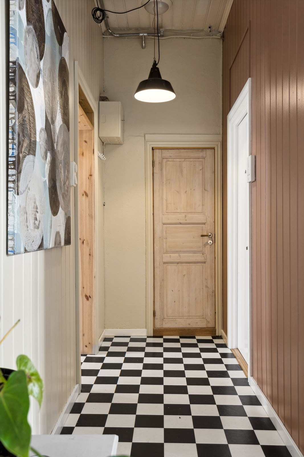 Man er velkommen inn i boligen via den lyse og innbydende entréen. Den har gode oppbevaringsmuligheter for ytterplagg. Praktisk innvendig bod på ca 2 m² ligger i tilknytning til entréen. Galleribilde