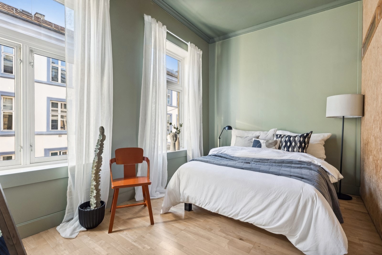 Soverommet er av god størrelse med plass til en dobbeltseng, garderobe og tilhørende møblement. Galleribilde