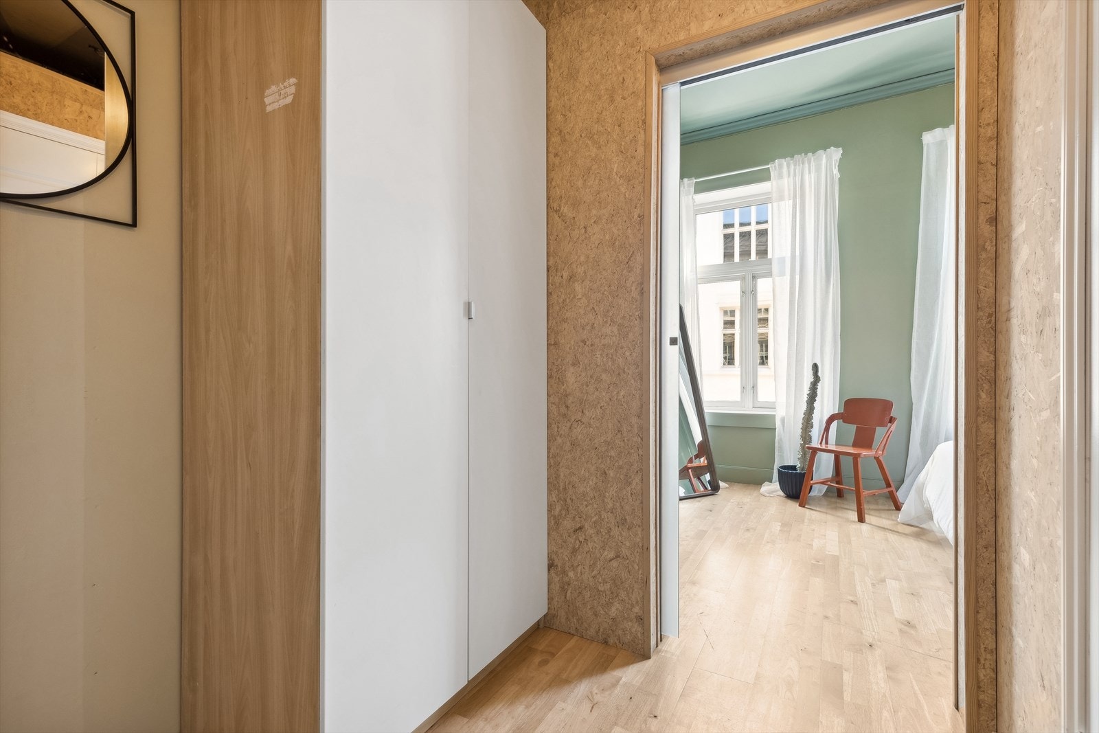 Mellomgang inn til soverommet med god plass til oppbevaring i garderobeskap, samt hems. Galleribilde