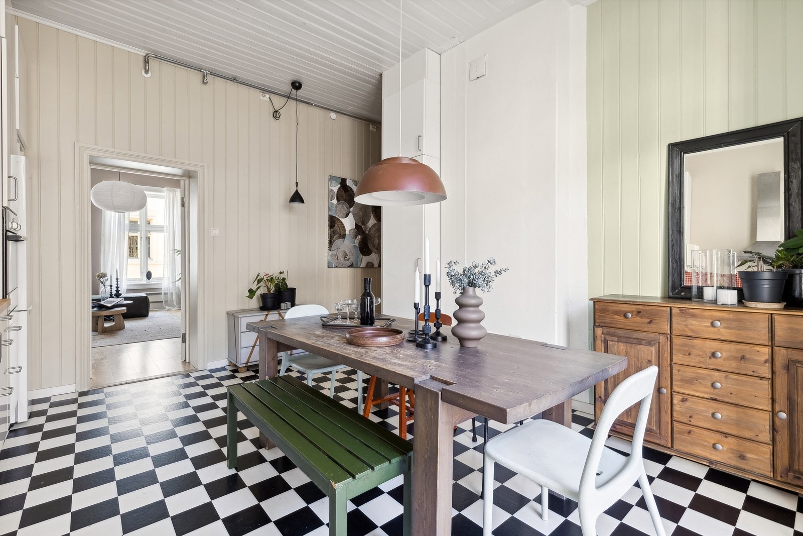 Boligen byr på Ikea kjøkkeninnredning med glatte fronter. Galleribilde