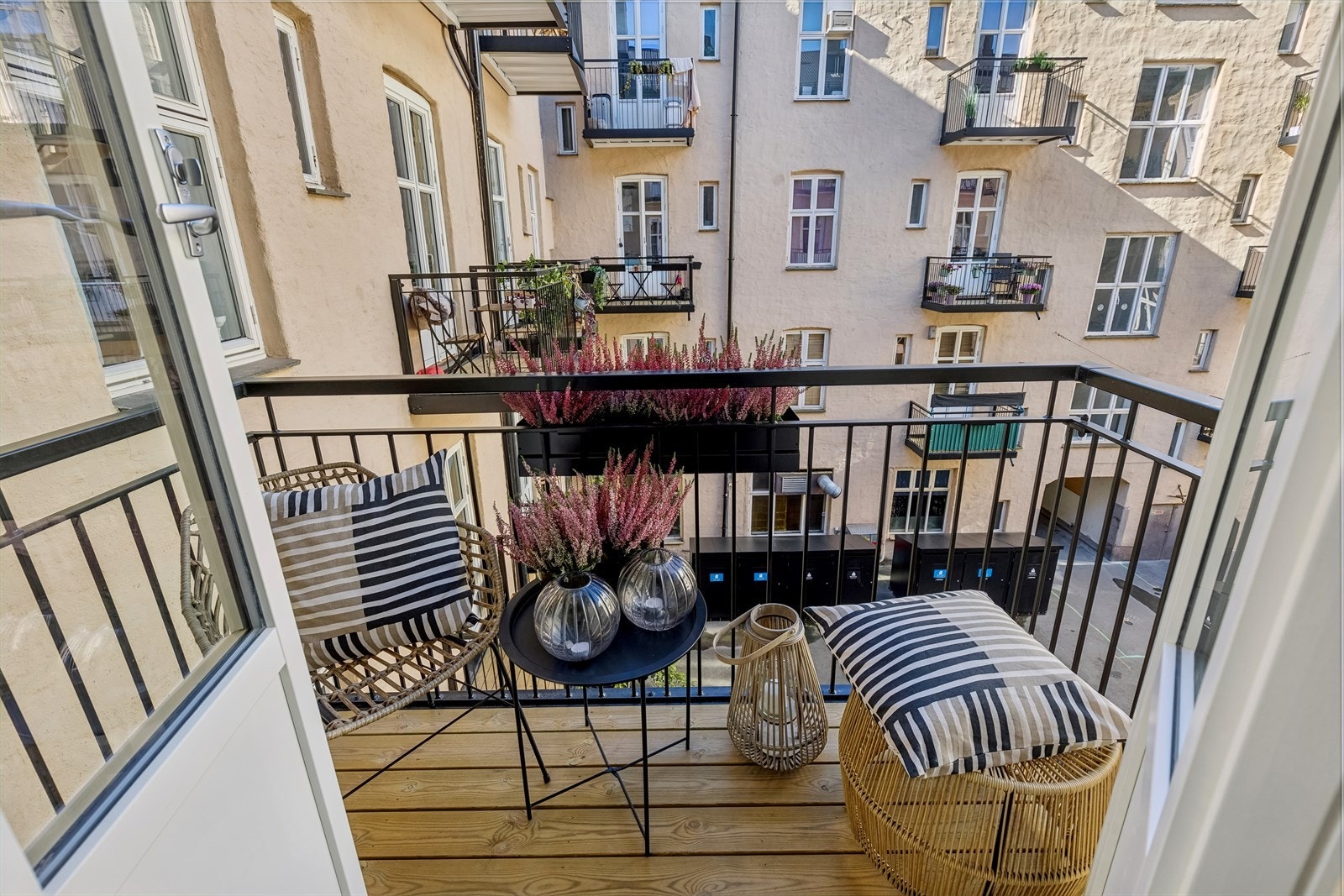 Sydvestvendt balkong på ca. 2 m² vendt inn mot bakgård. Galleribilde