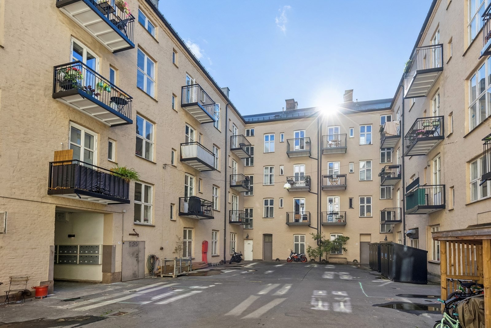Lukket, felles bakgård. Galleribilde