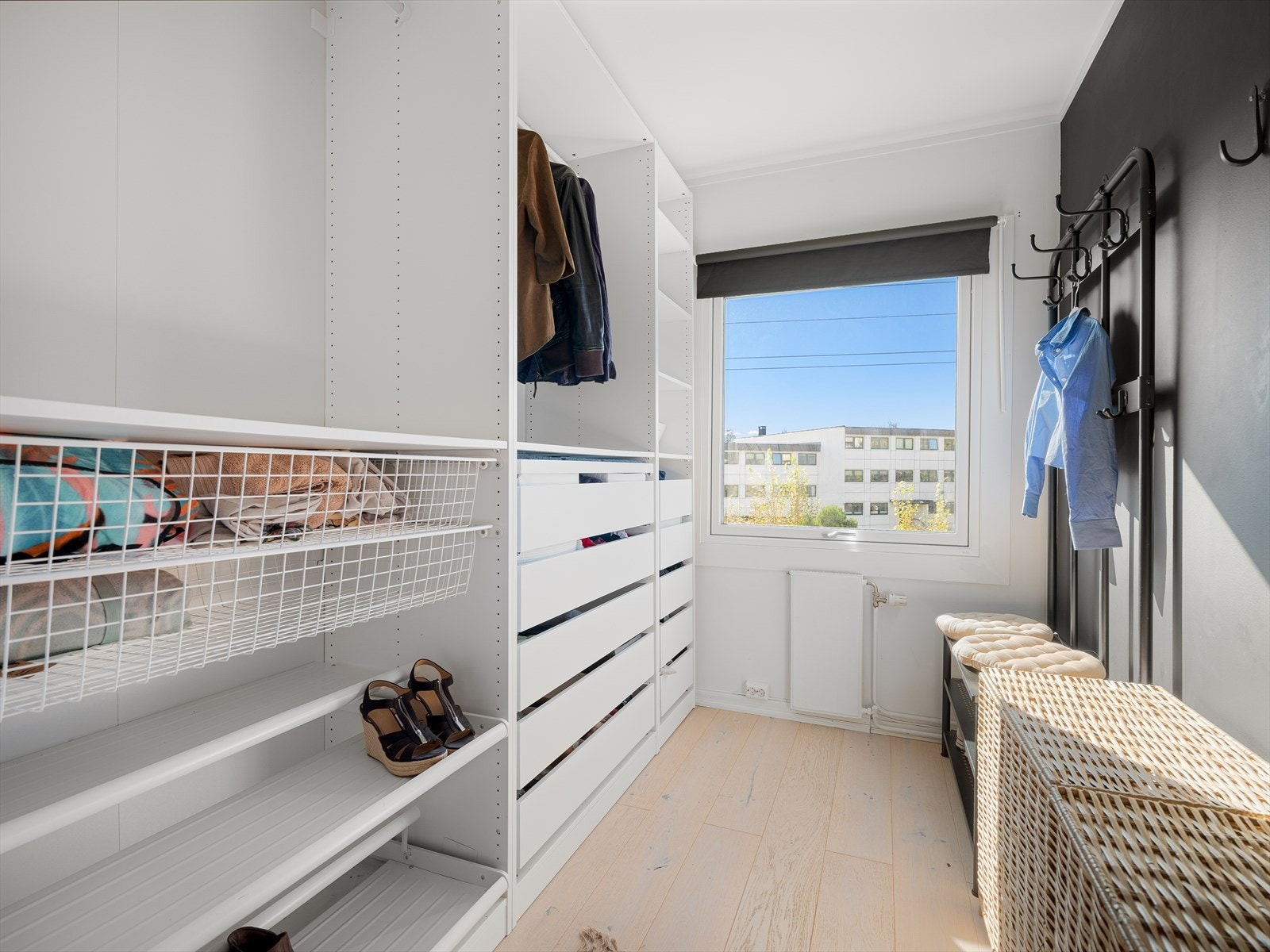 Sov 3. Det er en stor garderobeseksjon på soverommet som medfølger. Perfekt som walk-in garderobe. Det er også god plass til kontor område om ønskelig. Galleribilde