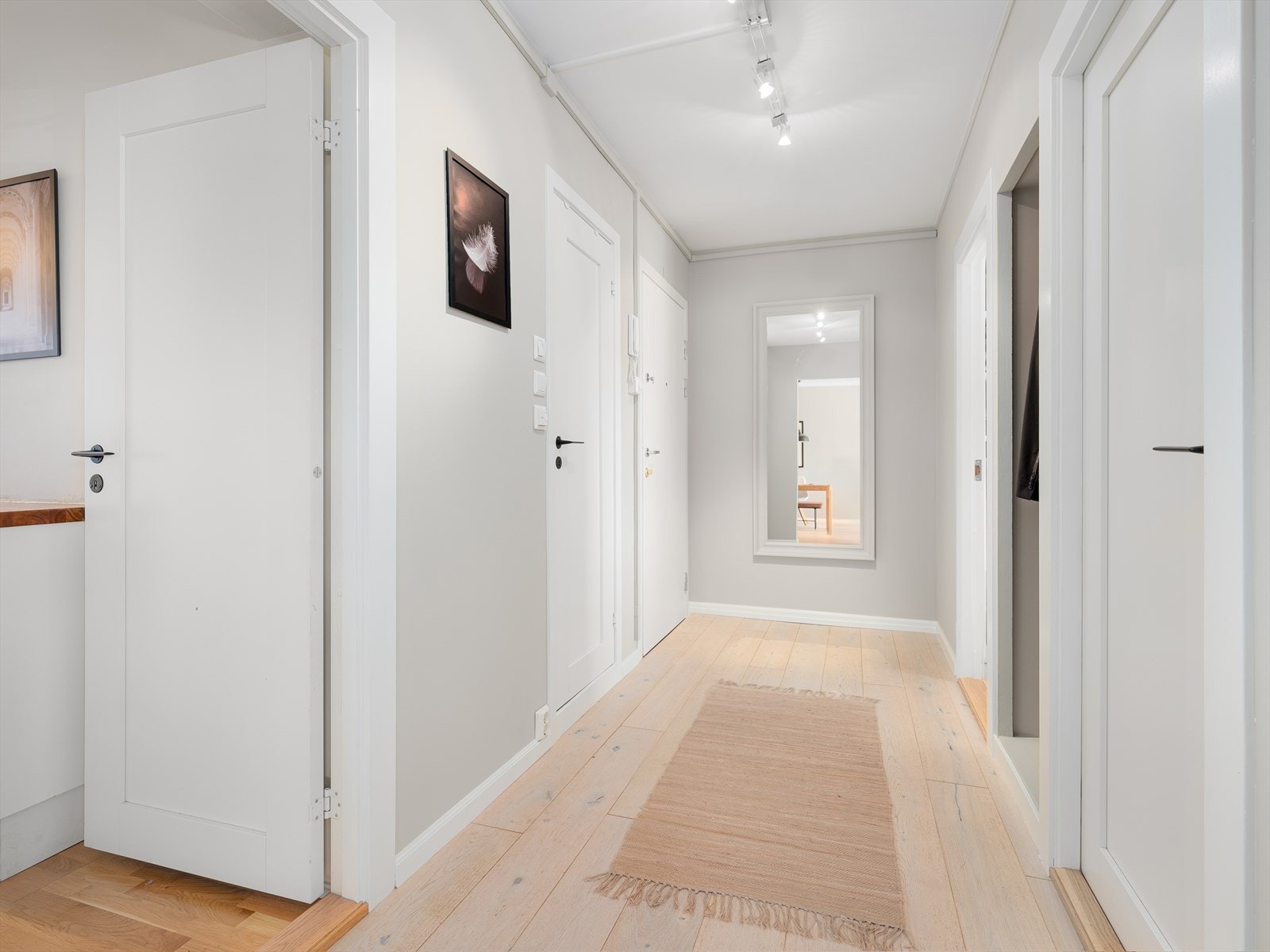 Flott gang ønsker deg velkommen inn. Praktisk innvendig skap i gang og god plass til yttertøy og sko. Galleribilde