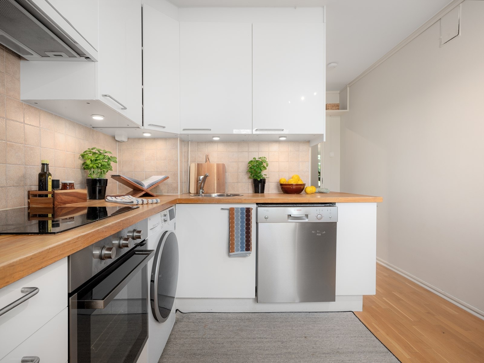 Kjøkkenet fremstår moderne og har godt med skap- og benkplass. Utstyrt med integrert koketopp, stekeovn og oppvaskmaskin. Plass for vaskemaskin og kjøl/fryseskap. Parkett på gulv. Galleribilde
