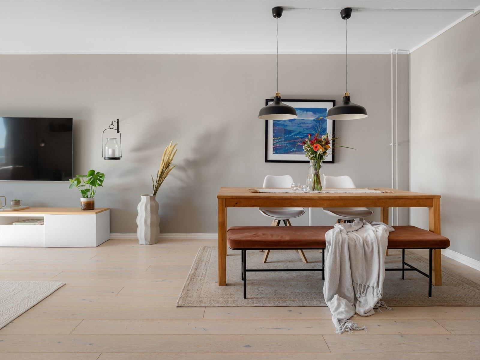 Stuen er meget romslig og kan enkelt deles inn i flere soner. Det er mulig å bygge om leiligheten for å få en åpen kjøkken-/stue løsning. Galleribilde