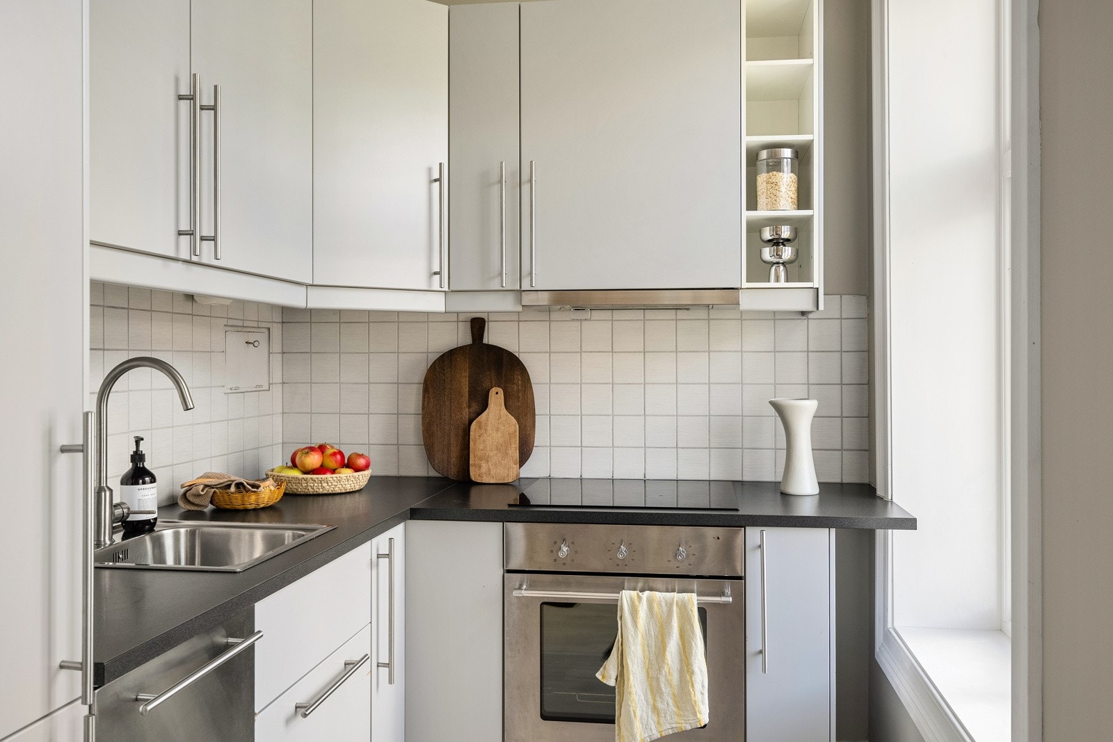 Tidløs kjøkkeninnredning med hvitevarer som medfølger i handelen. Galleribilde