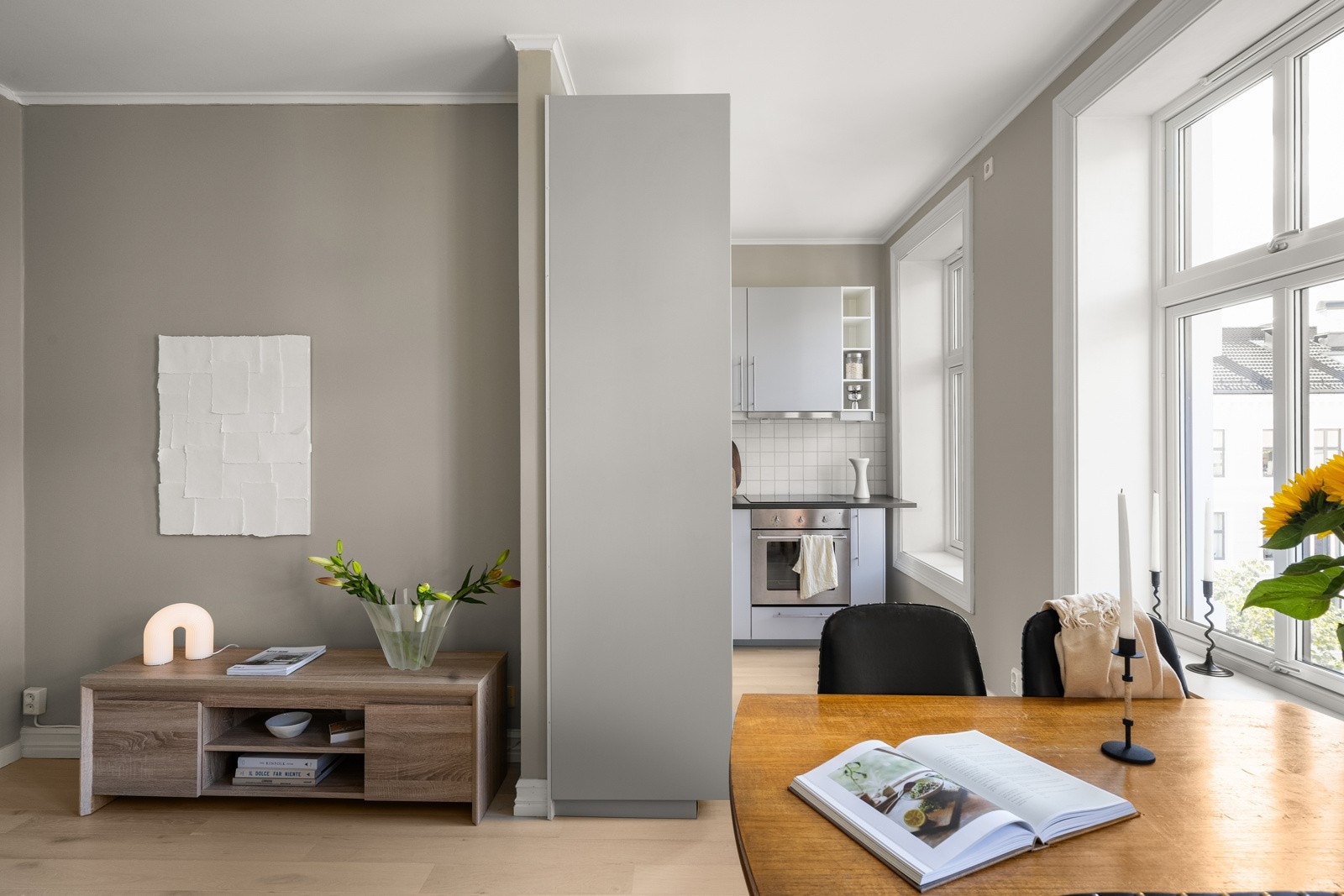 Leiligheten har en åpen stue/kjøkken-løsning. Galleribilde