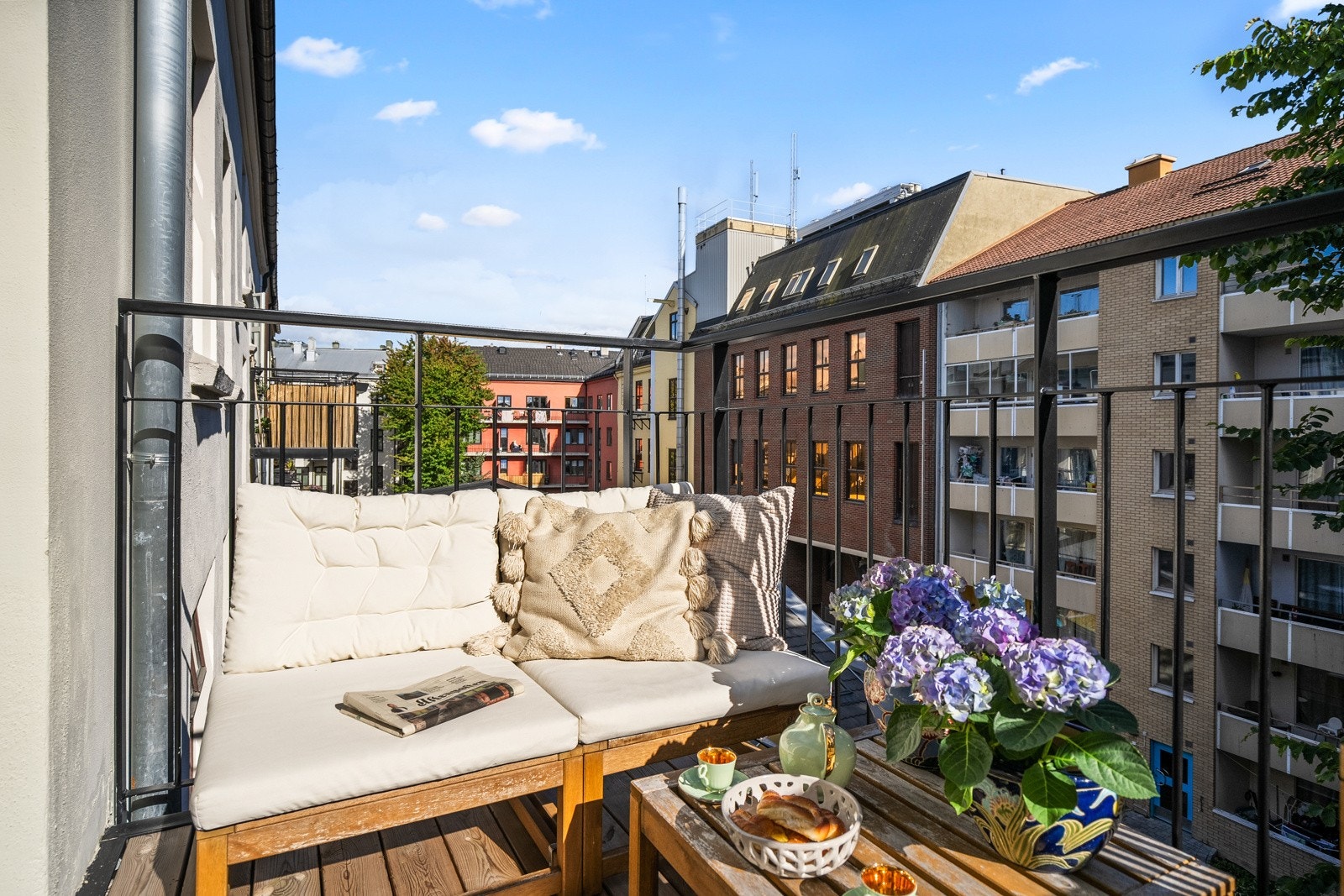 Balkongen er solrik med sol fra morgenen til ca. 15.30 ifølge eier. Galleribilde