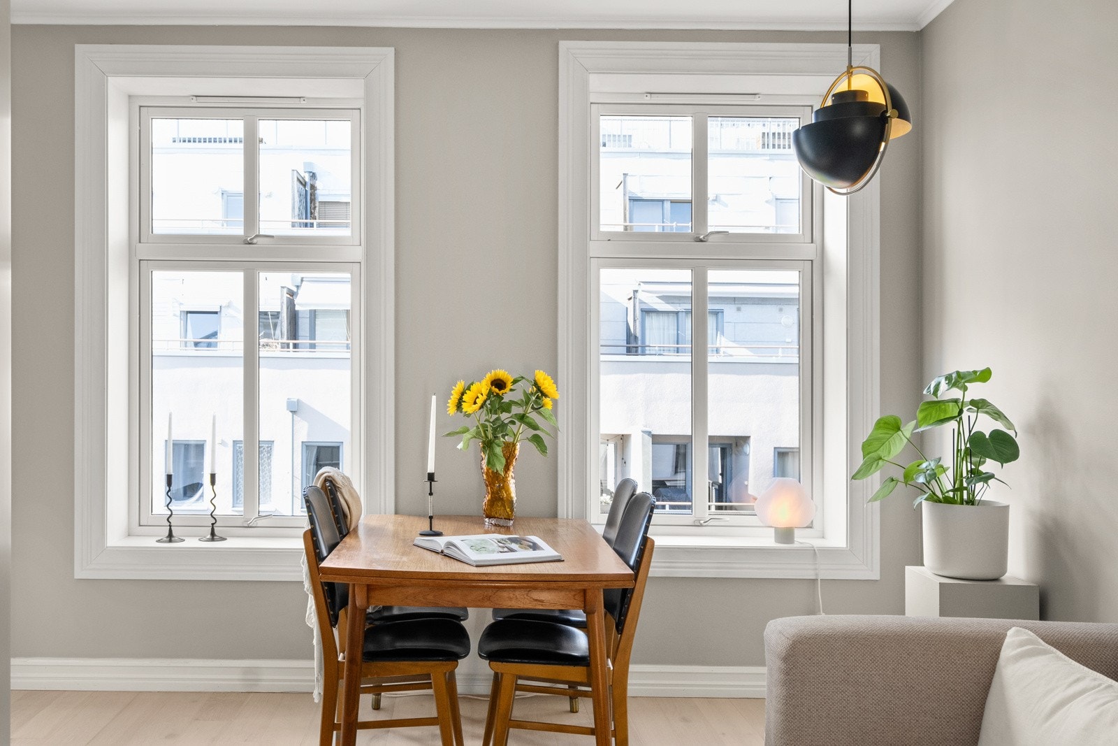 Her bor du med nærhet til alt Tøyen har å by på, inkludert flotte kollektivforbindelser, parker, butikker og kafeer! Galleribilde