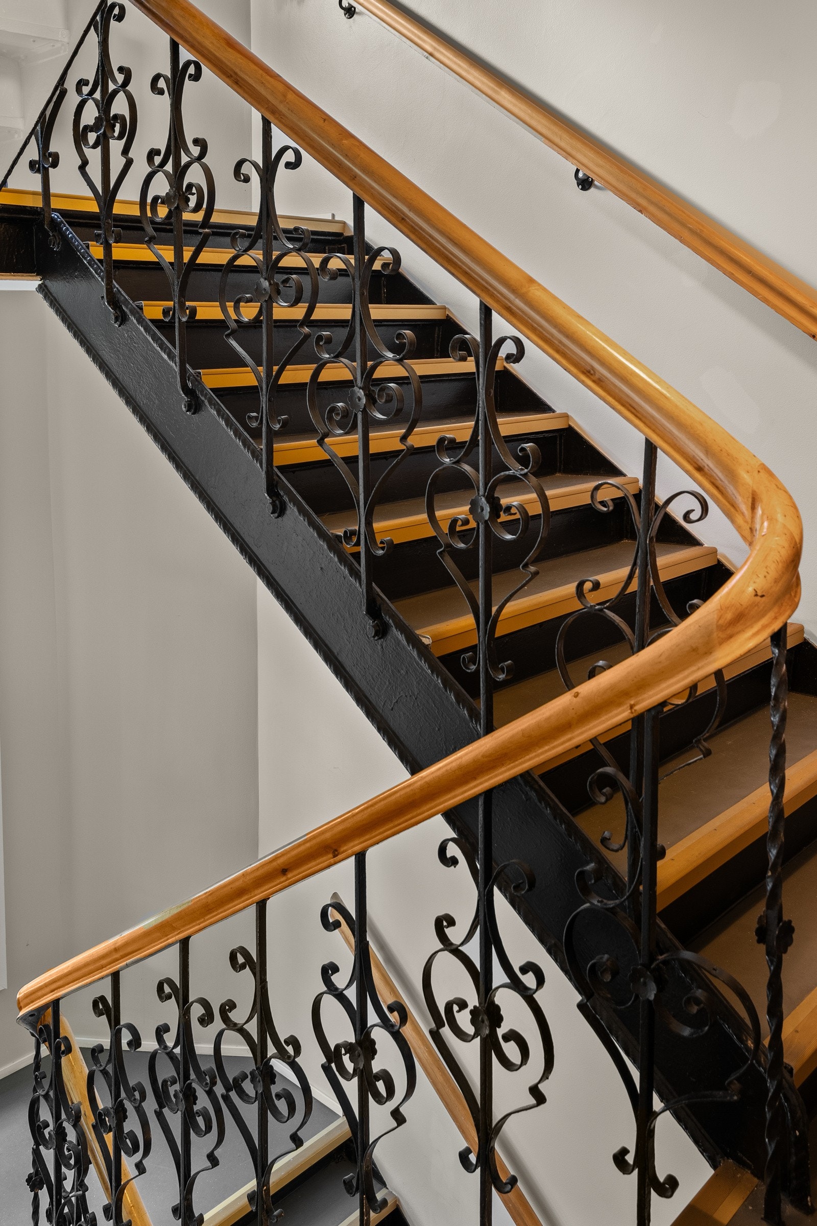 Fellesoppgangen har flotte, klassiske detaljer som trapper med smijernsrekkverk. Galleribilde