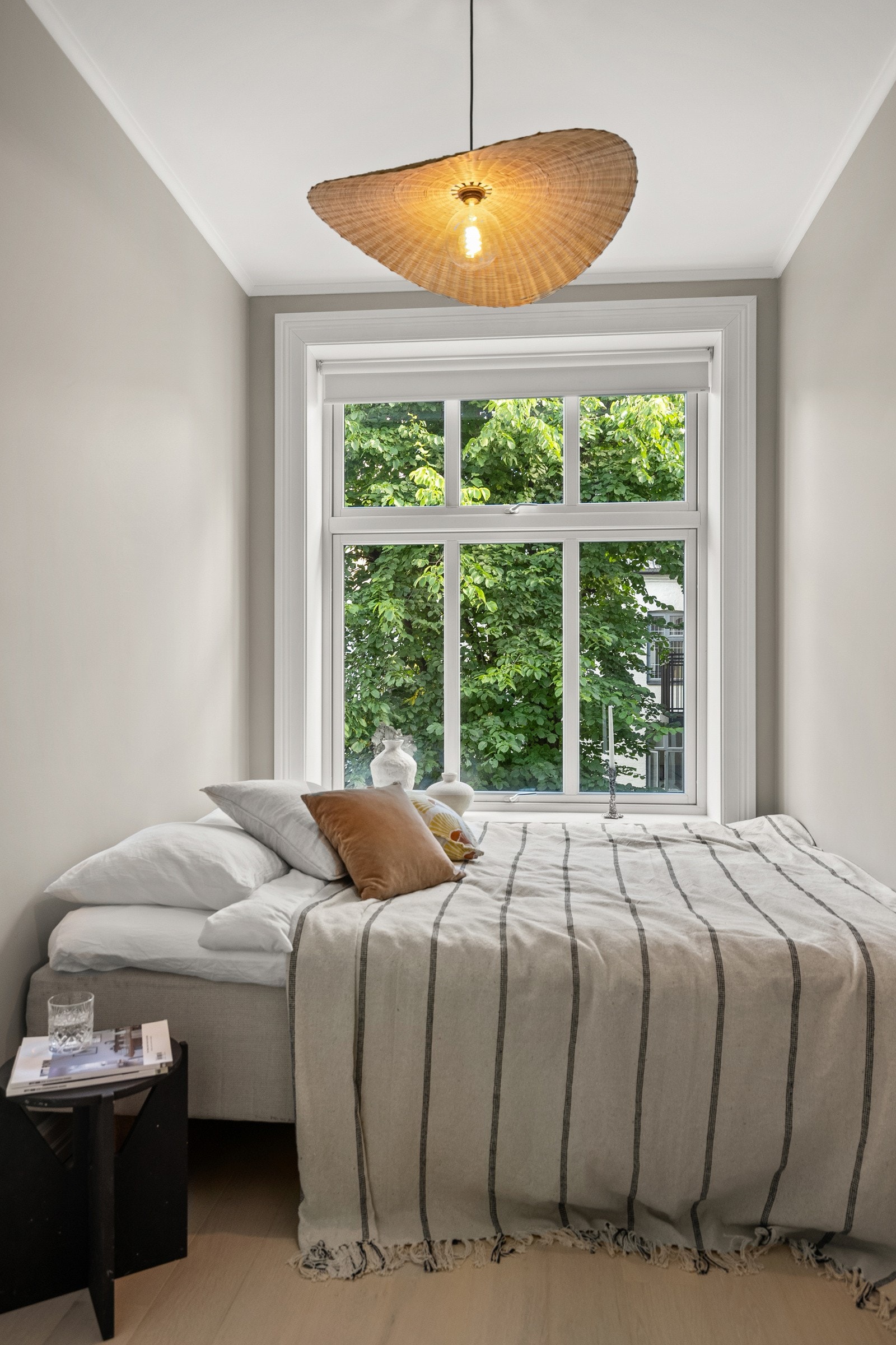 Begge soverommene vender i sin helhet ut mot bakgården. Galleribilde