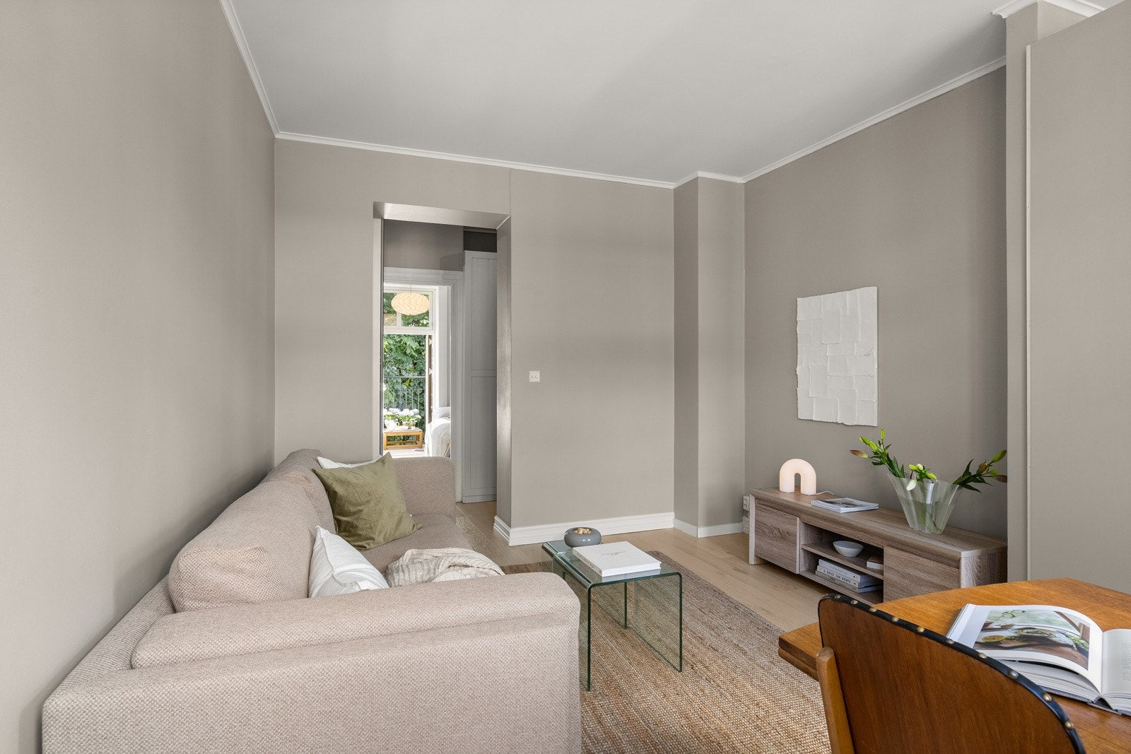 Her får du massevis at naturlig lys gjennom store vindusflater og gjennomgående planløsning. Galleribilde