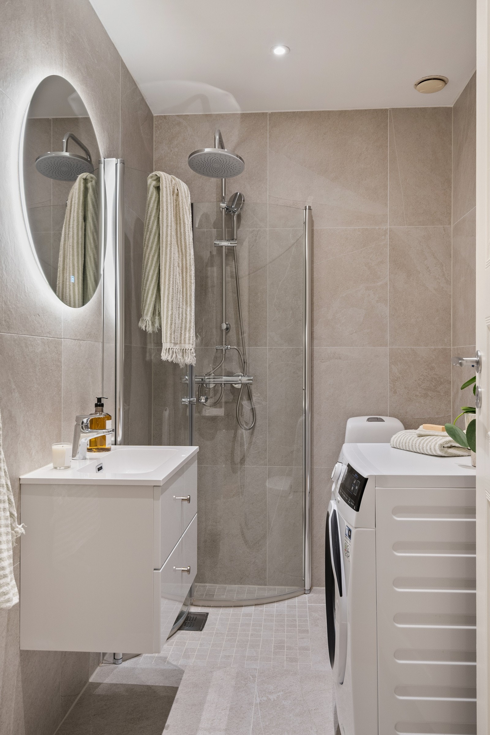 Overflateoppusset baderom i 2024 med flis på flis. Galleribilde